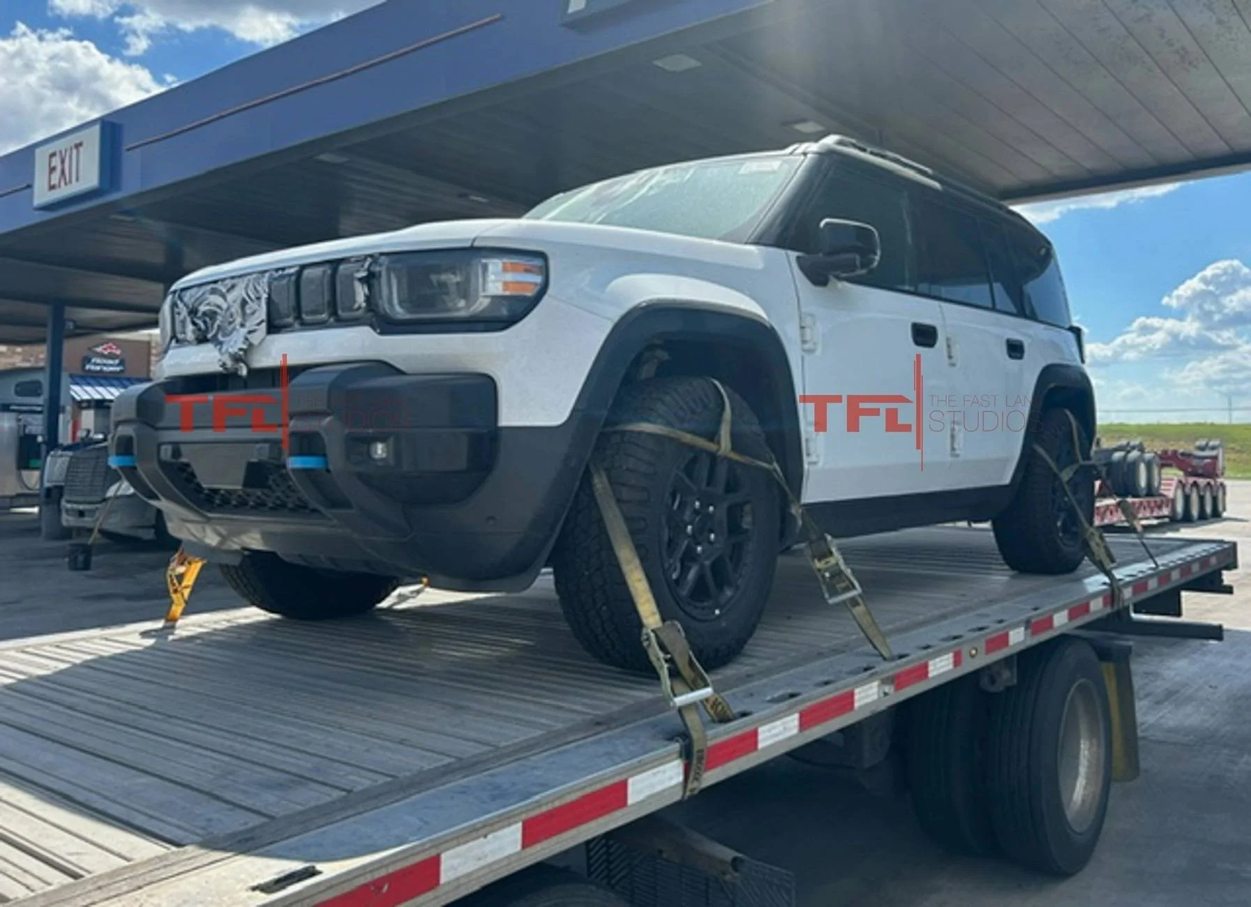 Ford Bronco Incoming Competition: Jeep Recon in 1st Public Sighting. 📸 Features Removable Doors & Retractable Roof + Possibly ICE Engines 2025-Jeep-Recon-spied-1