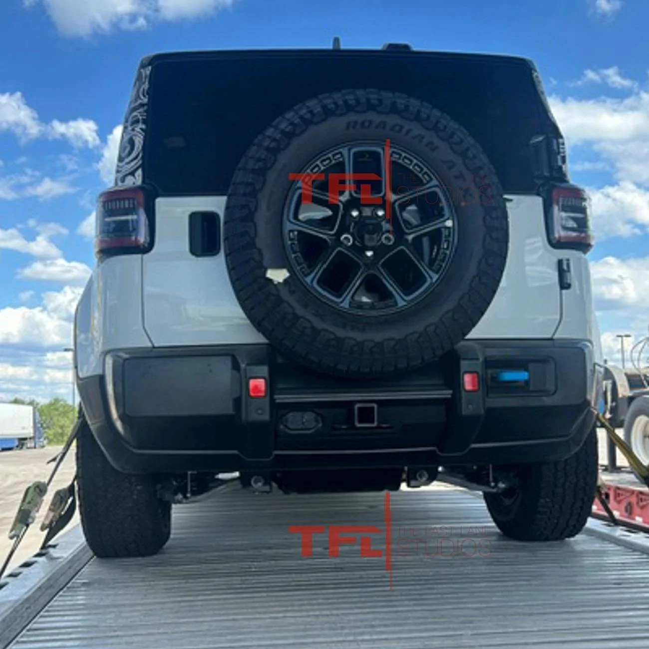 Ford Bronco Incoming Competition: Jeep Recon in 1st Public Sighting. 📸 Features Removable Doors & Retractable Roof + Possibly ICE Engines 2025-Jeep-Recon-spied-4