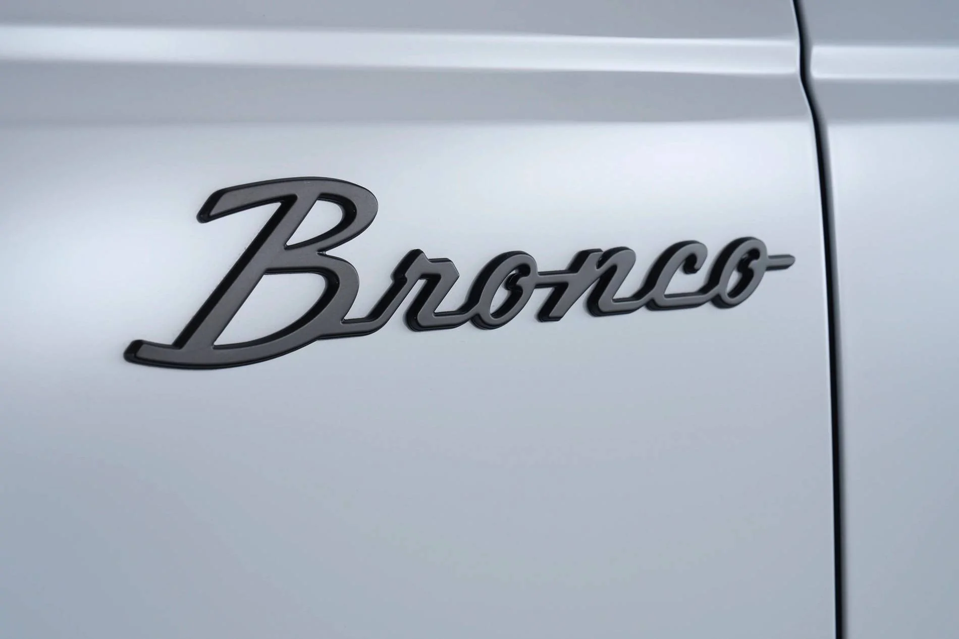 Ford Bronco Ford Custom Garage Packages Debut with Matte Black & Sinister Bronze Bronco Packages (Dark Trail Series Coming Soon) brnc_blk_driverbadge_heromain_001-4096x2731