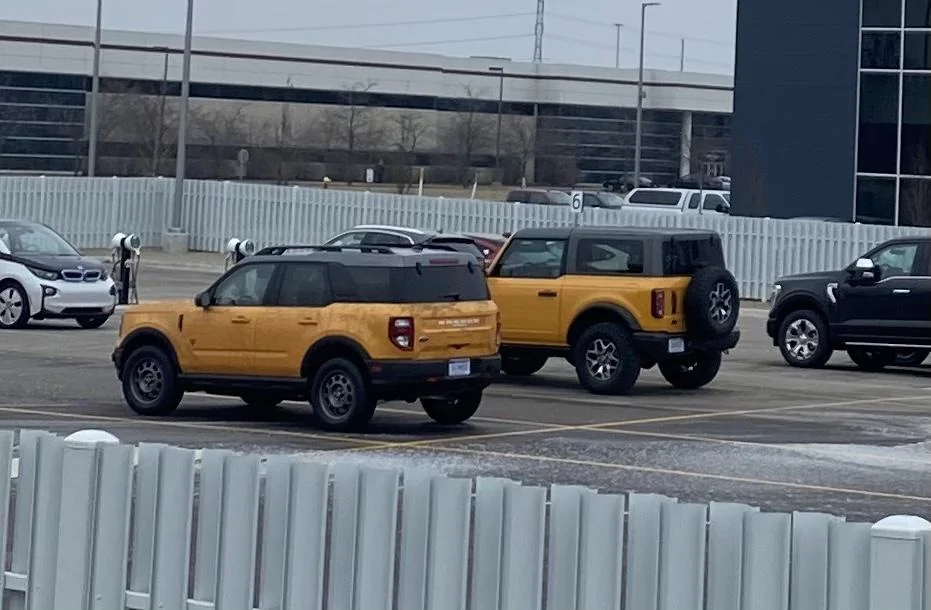 Ford Bronco Cyber Orange Bronco vs Bronco Sport side-by-side Full Size Large Bronco vs Bronco Sport Cyber Orange 2