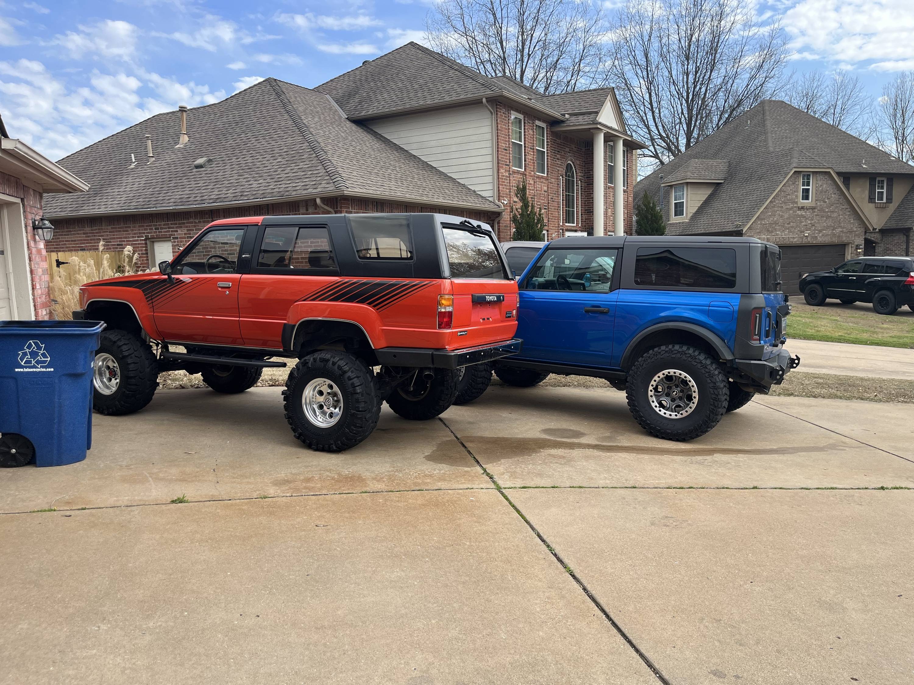 Ford Bronco Pics of your 2dr next to other cool 2drs OMZSy3e