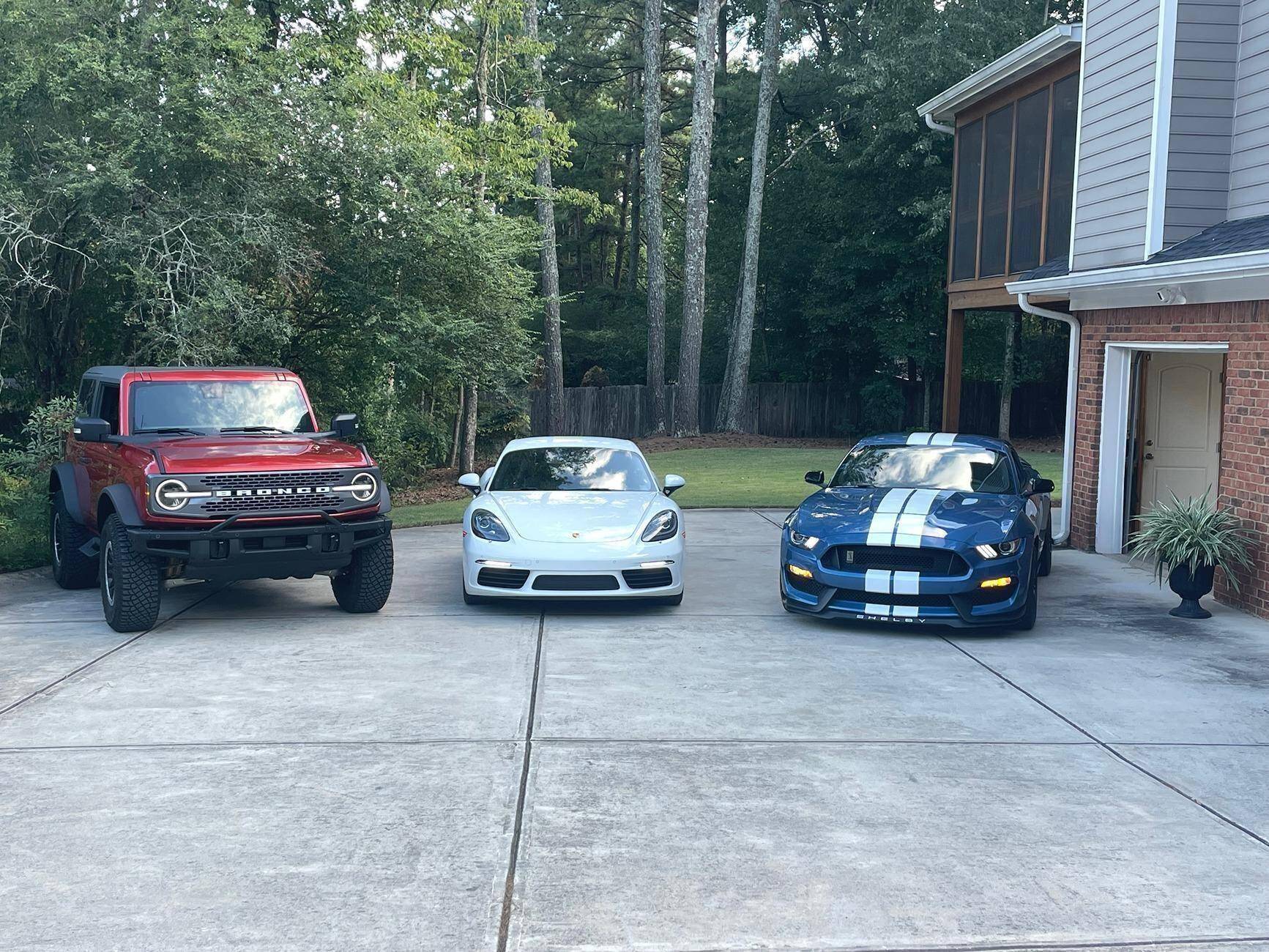 Ford Bronco Pics of your 2dr next to other cool 2drs 1731887613236-v9