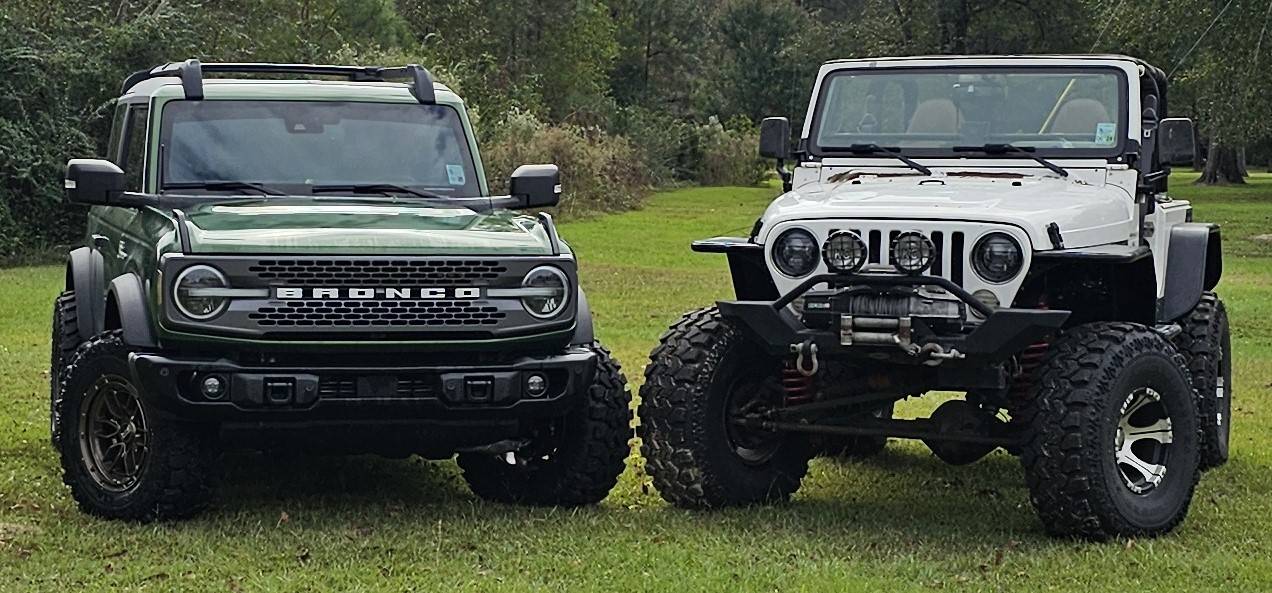 Ford Bronco Pics of your 2dr next to other cool 2drs 20241116_114050