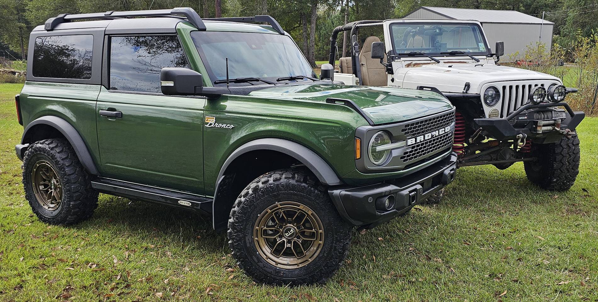 Ford Bronco Pics of your 2dr next to other cool 2drs 20241116_114143
