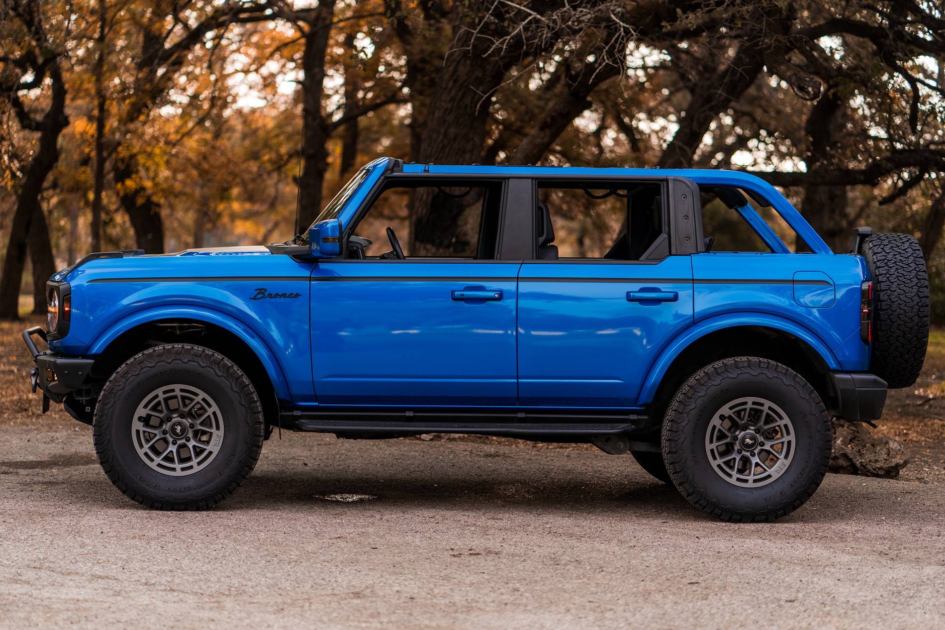 Ford Bronco VELOCITY BLUE Bronco Club DSC09278