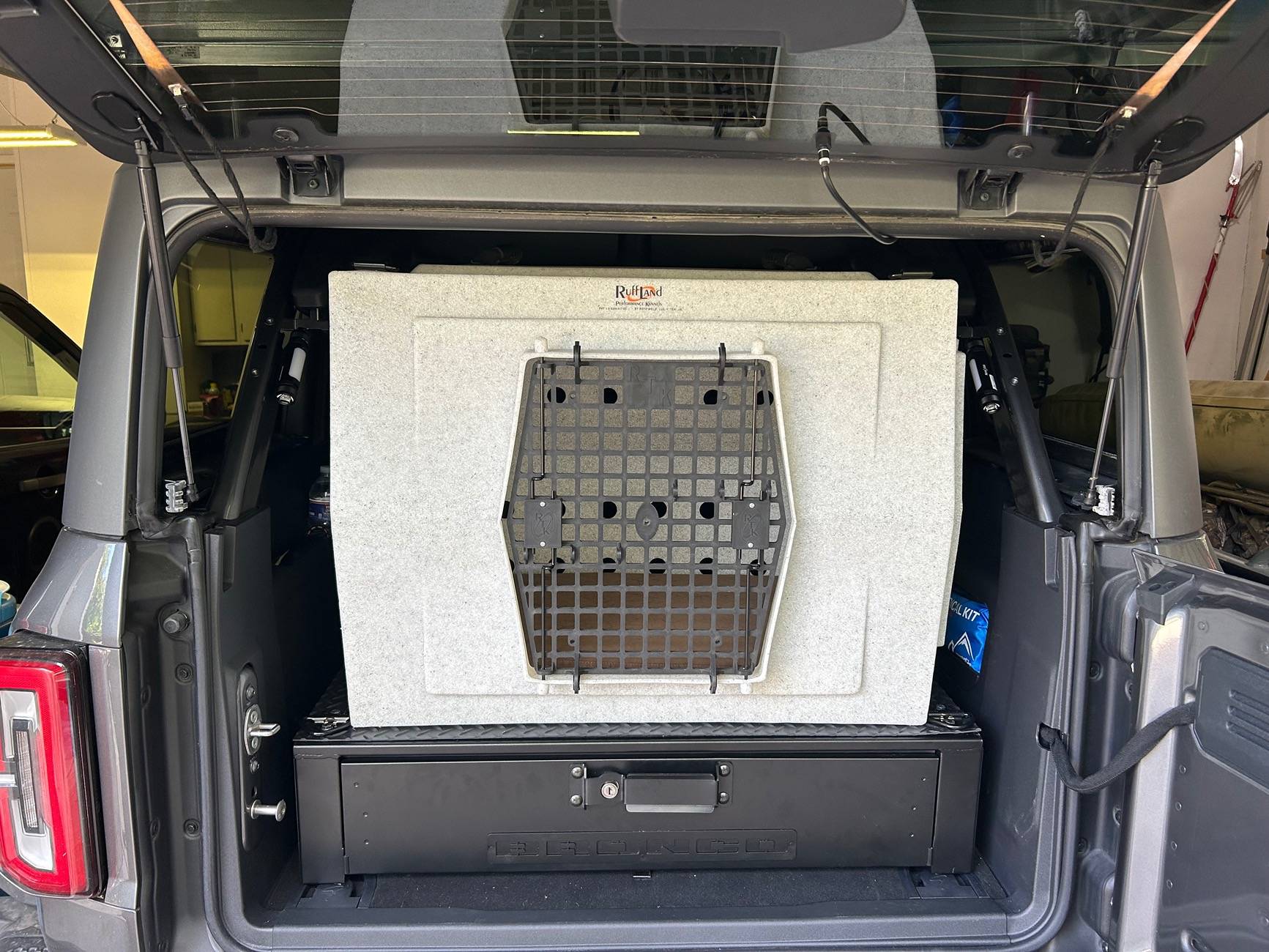 Ford Bronco What are we doing for our pets? Show your setup IMG_0538