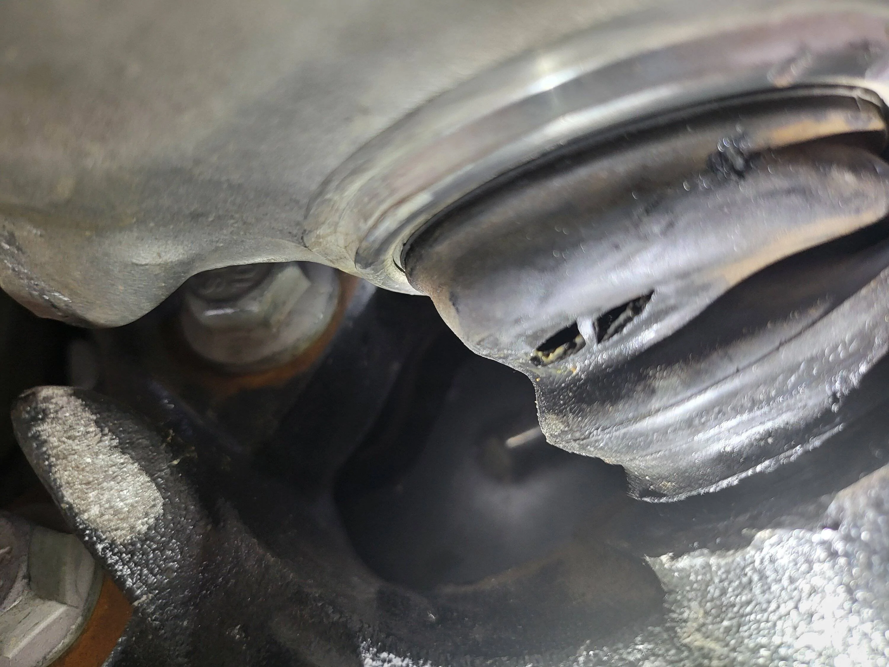 Ford Bronco Lower ball joint tear...repairable? 20241205_171541