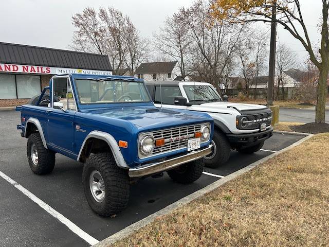 Ford Bronco Pics of your 2dr next to other cool 2drs KIa