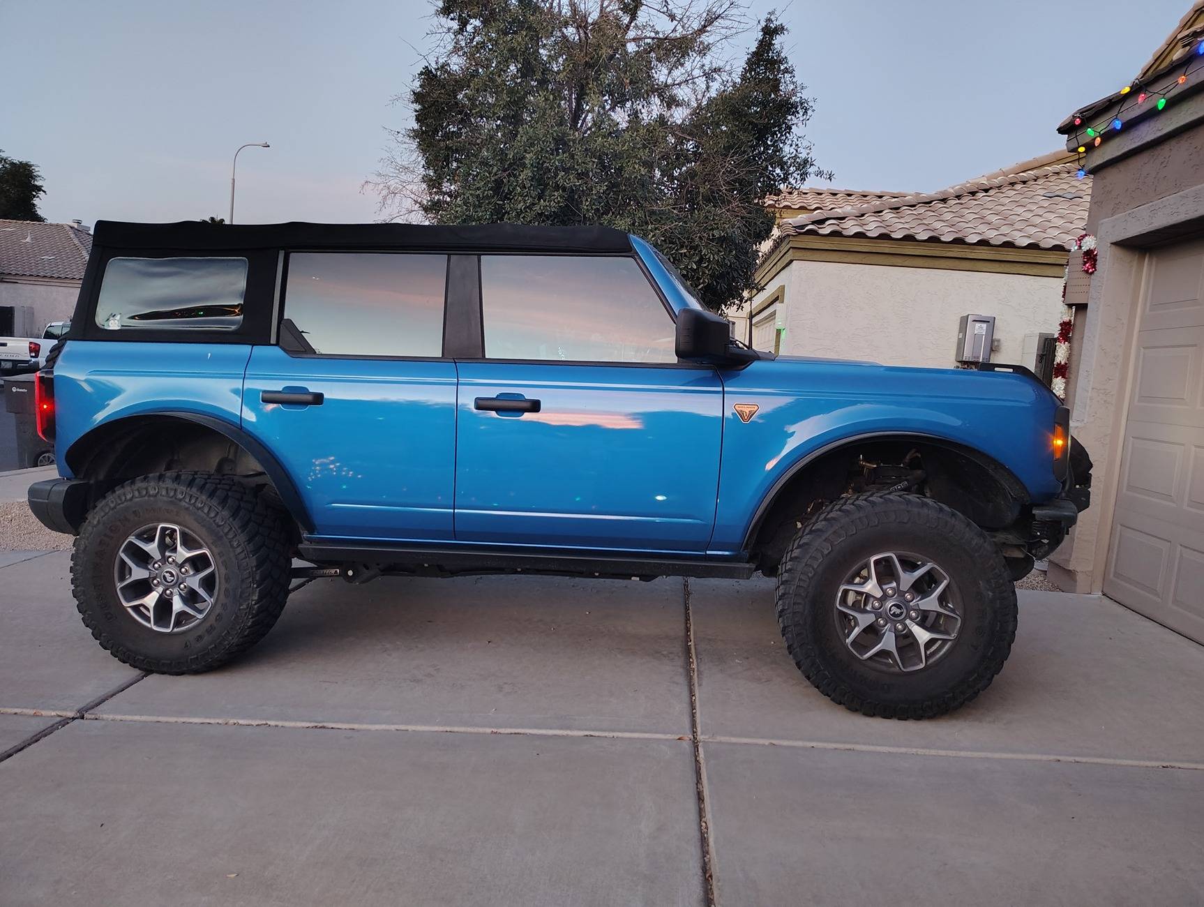 Ford Bronco VELOCITY BLUE Bronco Club 1000007834