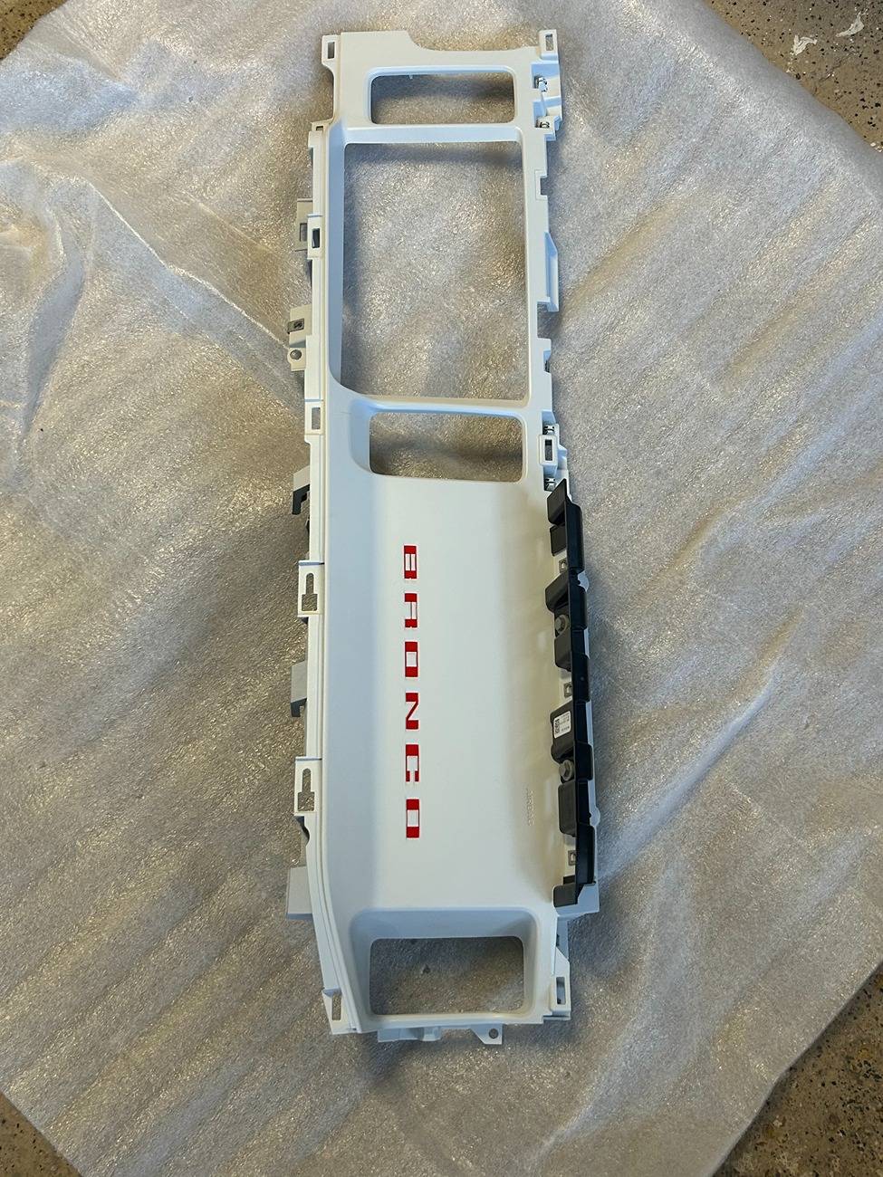 Ford Bronco White Heritage Dash w 12" screen - part no? IMG_6642