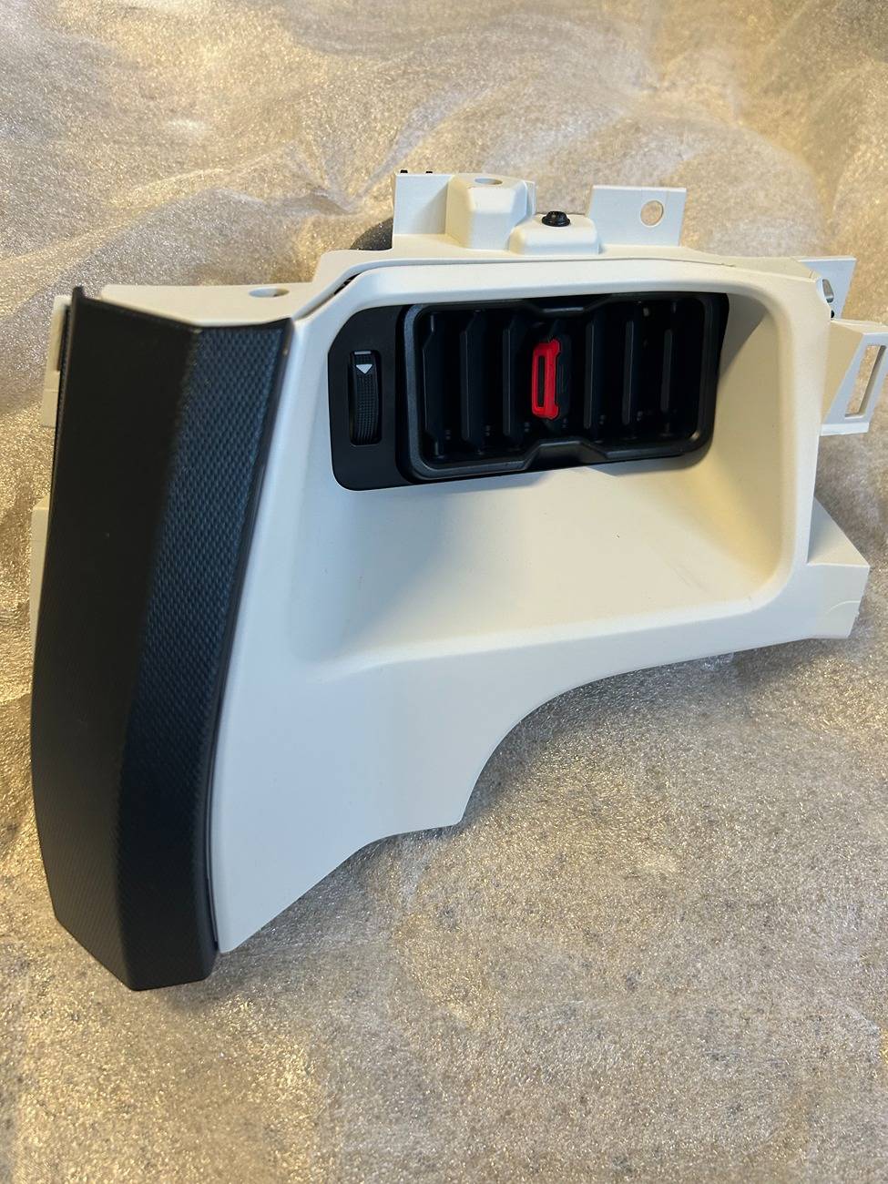Ford Bronco White Heritage Dash w 12" screen - part no? IMG_6639