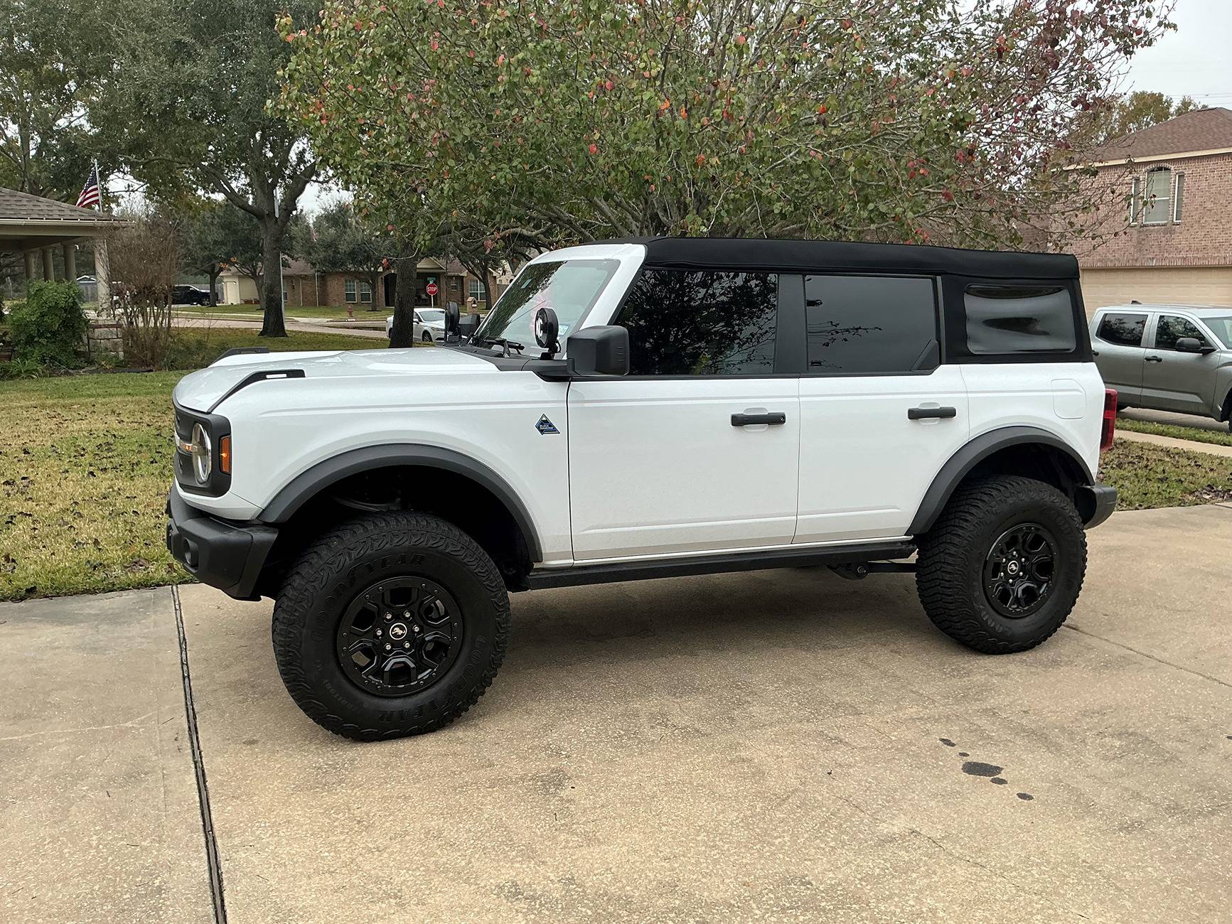 Ford Bronco 4DR Badlands Sasquatch Takeoff Suspension White Bronco Black Diamond