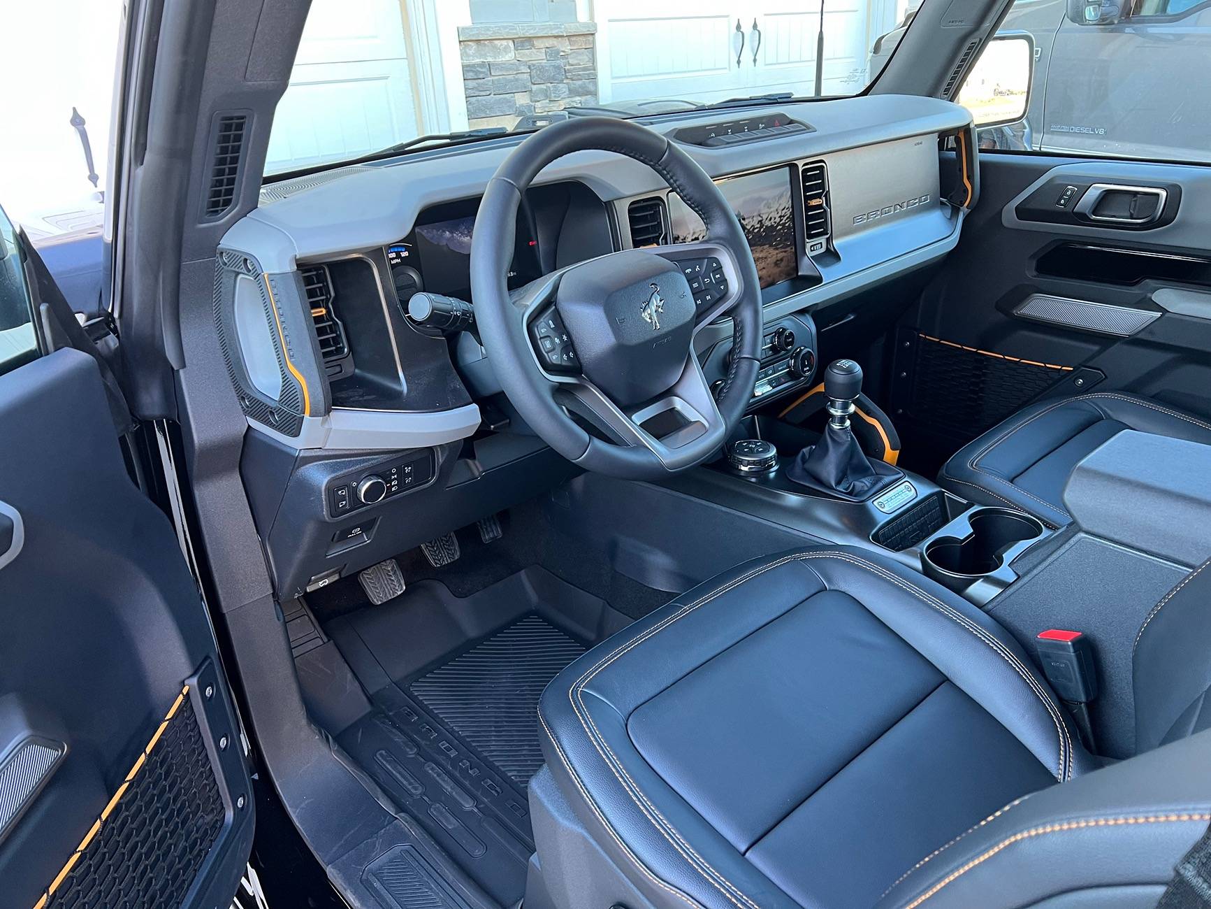 Ford Bronco Upgraded Audio installer having issues IMG_2233