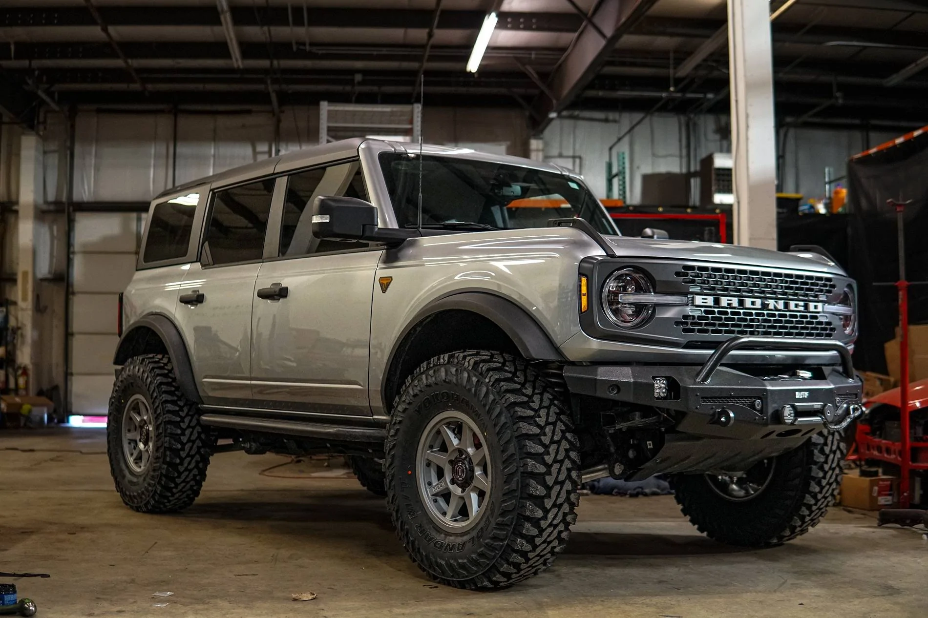 Ford Bronco A-pillar lights and Ham antenna mounted DSC04433