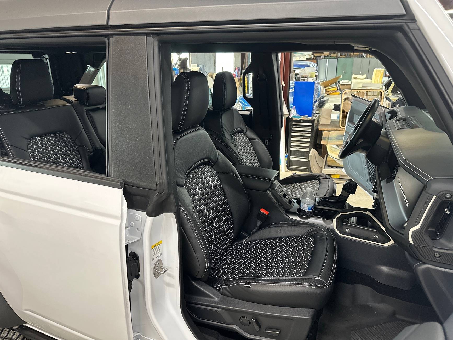Ford Bronco Custom interior 76030888637__CADEE7E6-CF96-448A-A6C7-6B8BEA6C6EC6
