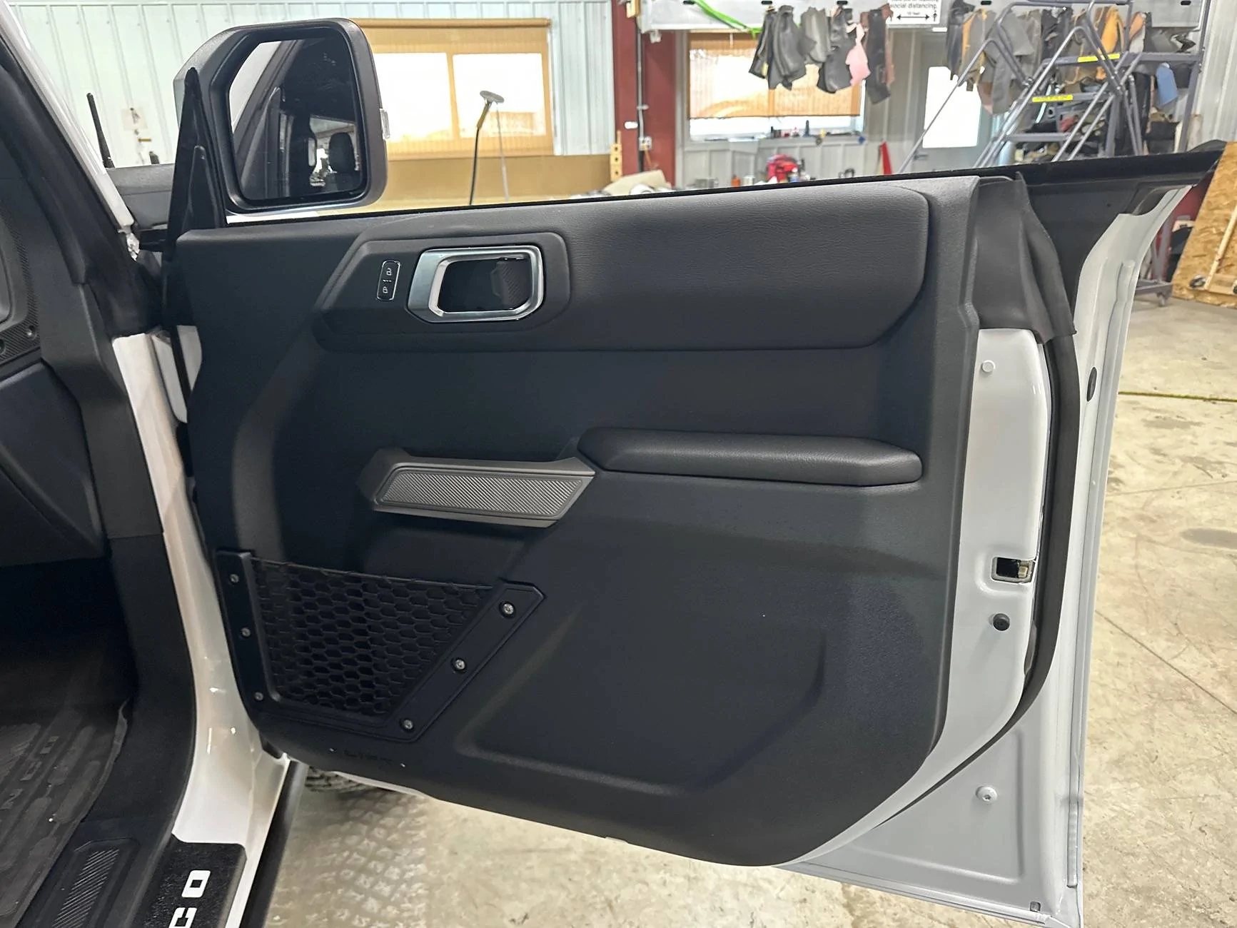 Ford Bronco Custom interior 76030890878__997F40F5-6D3C-4C3B-A75A-E26F783FF12A