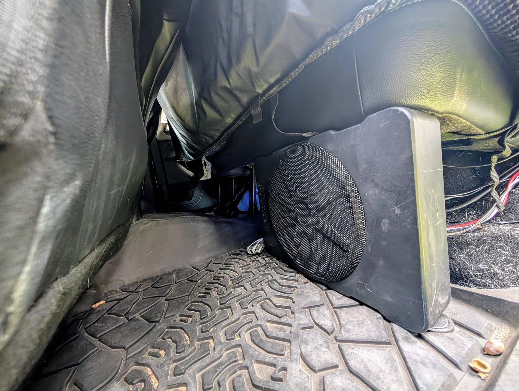 Ford Bronco Under seat powered subs? PXL_20250213_145827764.RAW-01.COVER~2