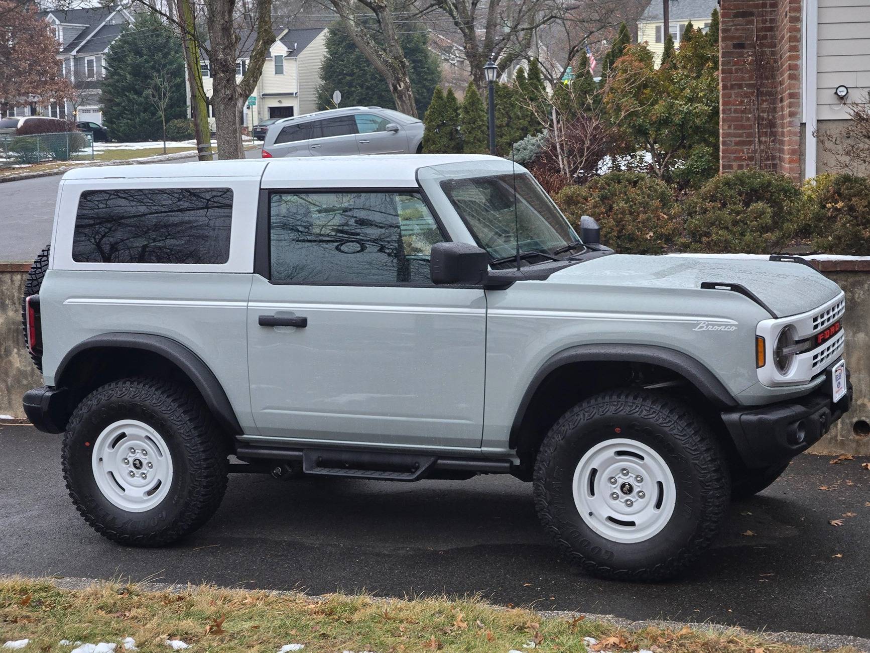 Ford Bronco 2-door versus Not Broncos 20250131_075553