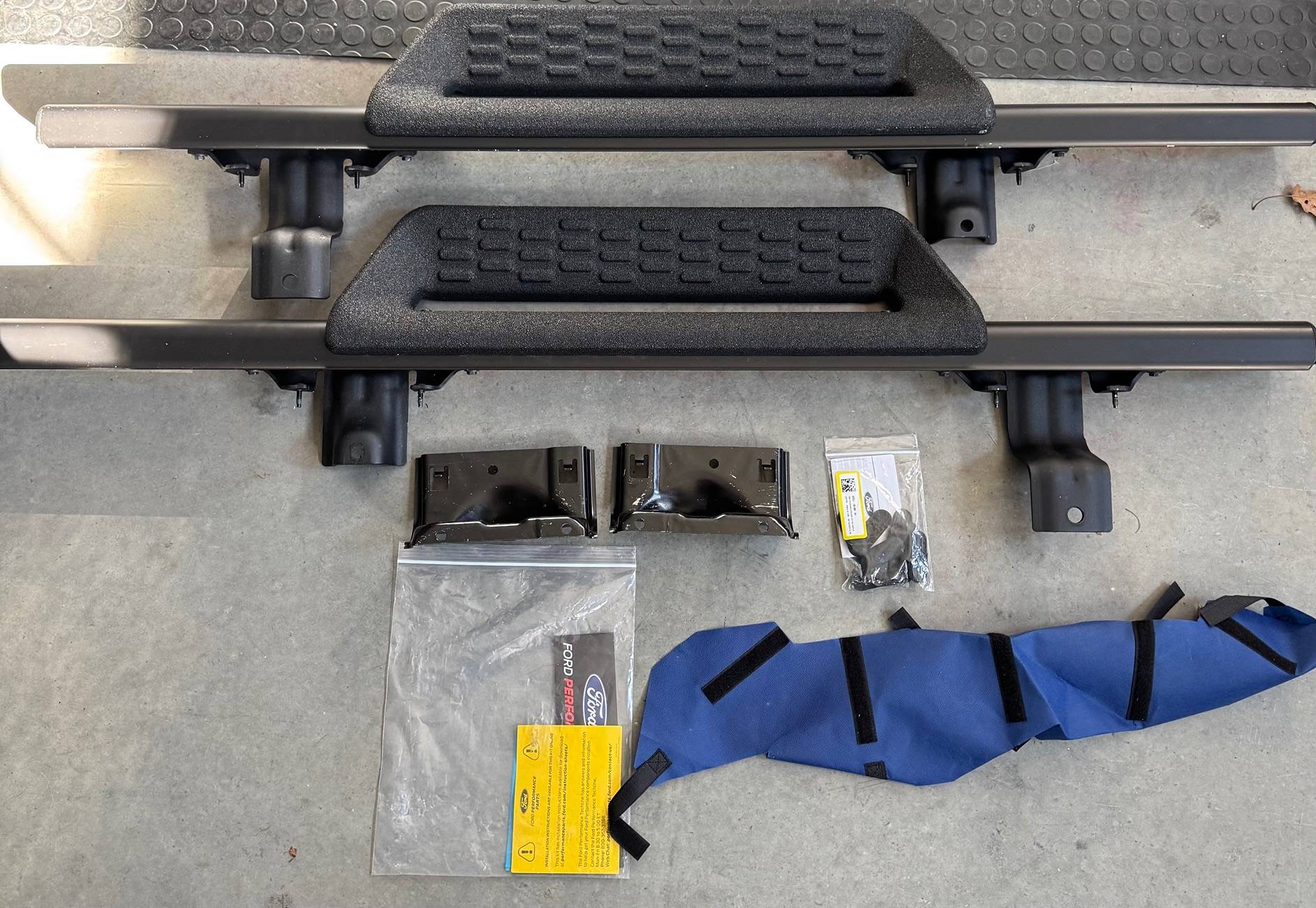 Ford Bronco 2024 Badlands hoop steps FullSizeRender