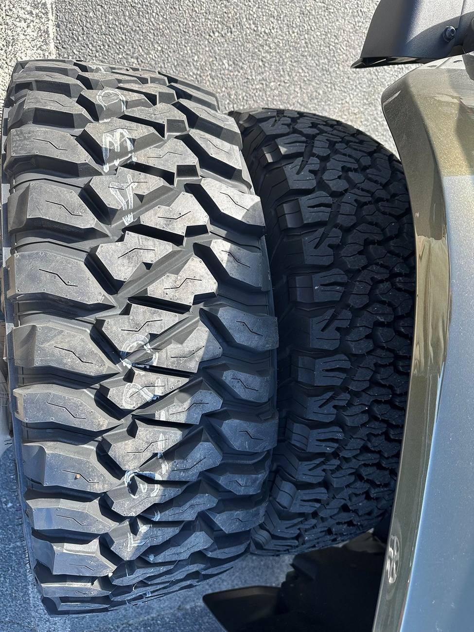 Ford Bronco Show us your installed wheel / tire upgrades here! (Pics) side by side