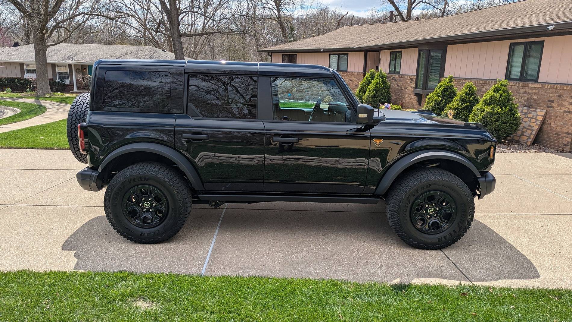 07 Bronco side right.jpg