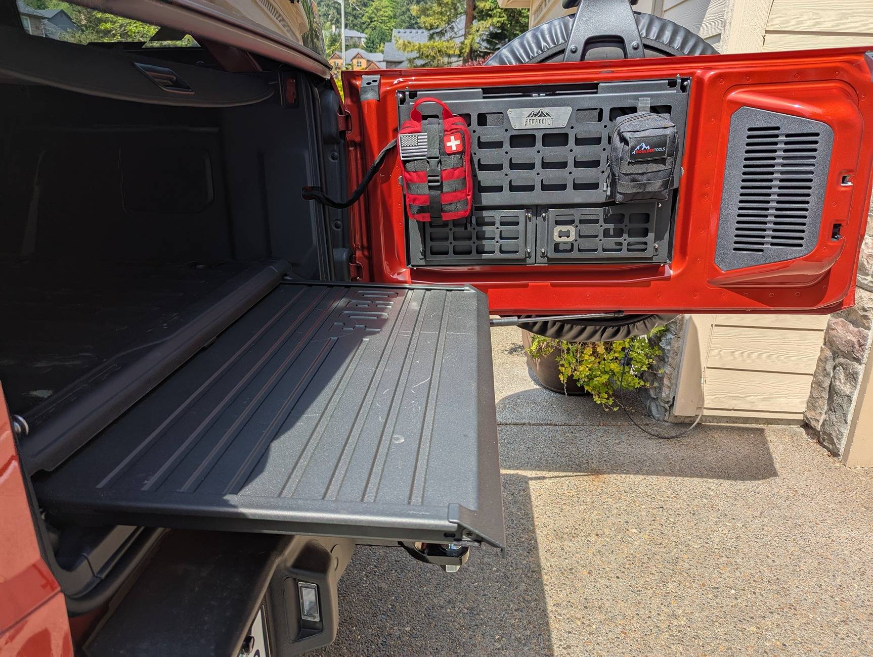 Ford Bronco Broadict Tailgate Table used with Ford Slide-out Tailgate? 1000010533