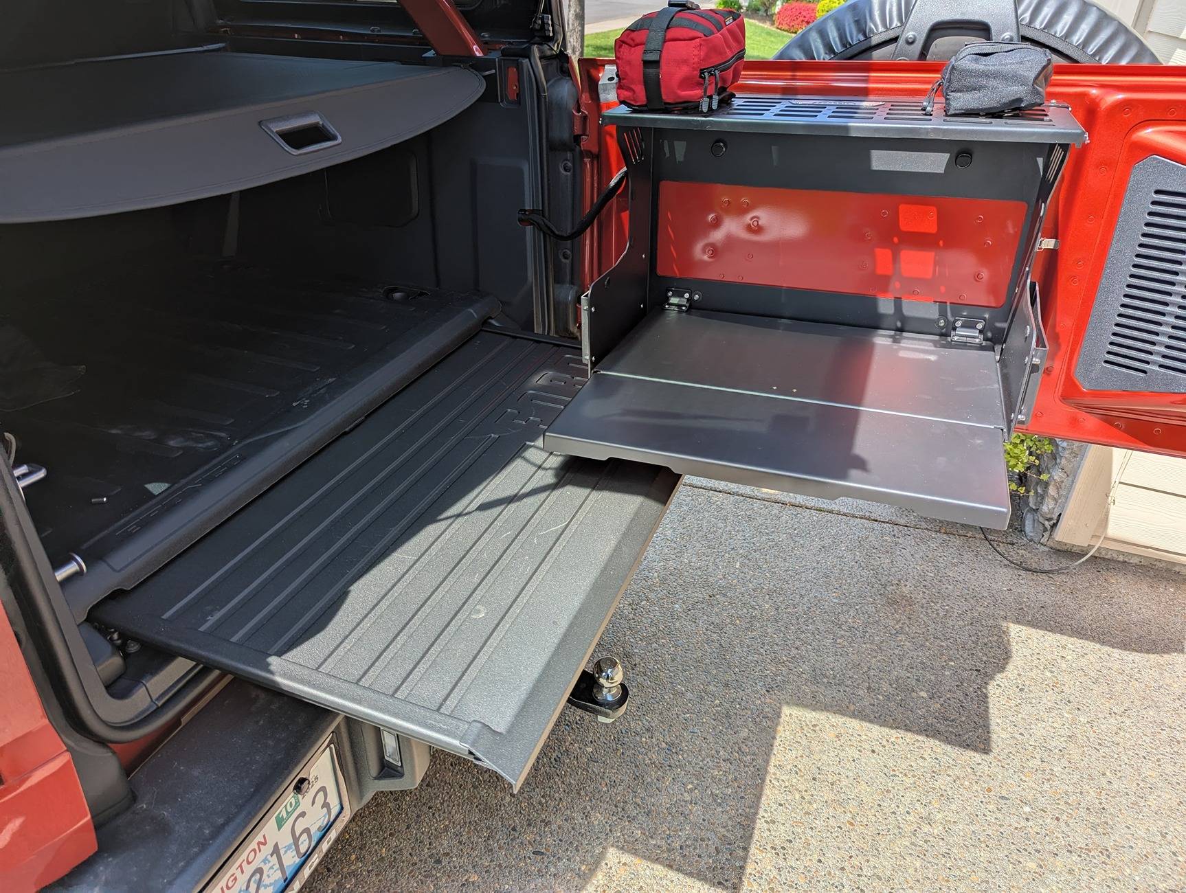 Ford Bronco Broadict Tailgate Table used with Ford Slide-out Tailgate? 1000010535