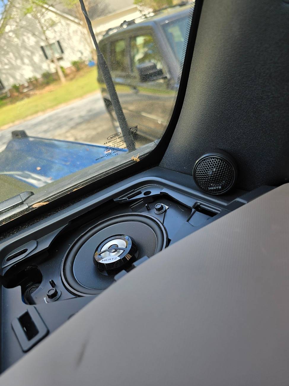Ford Bronco Single vs. Dual Amp? 1000005634