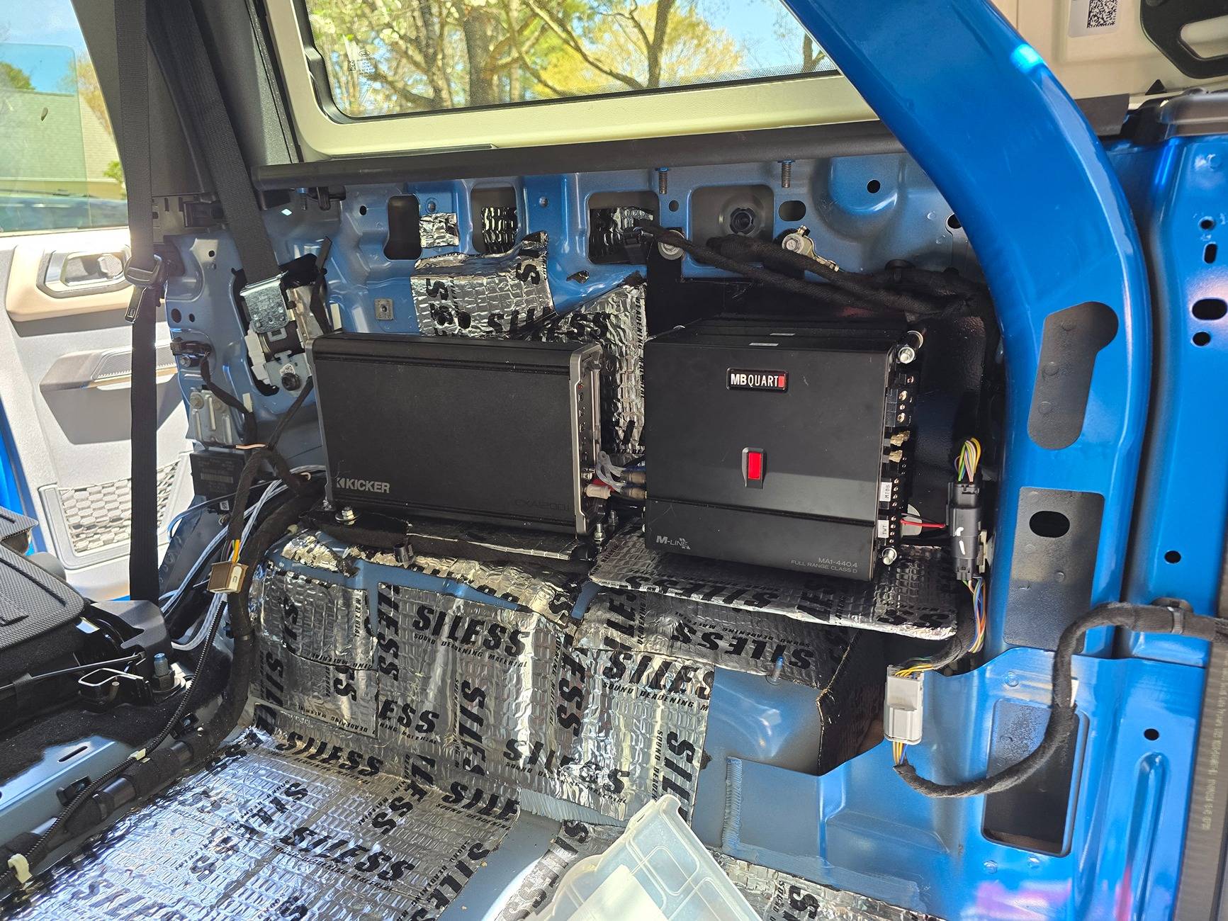 Ford Bronco Single vs. Dual Amp? 1000005630