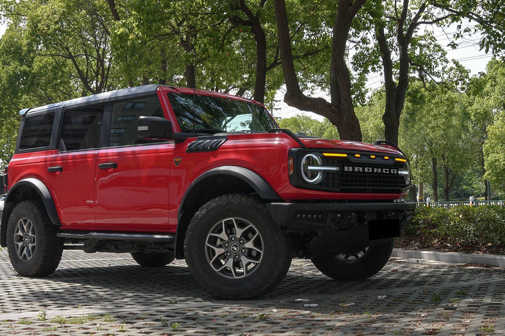 Ford Bronco Roof grab handles with lights are coming [AIGMUX] 7