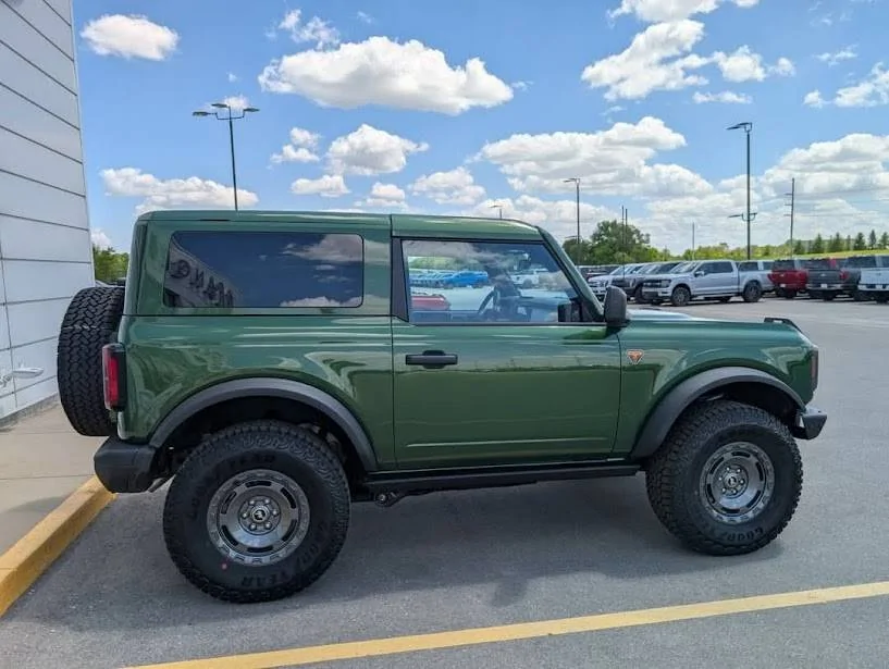 Ford Bronco Show those photos of 2 Doors with Painted Roof 1747995278979-4u