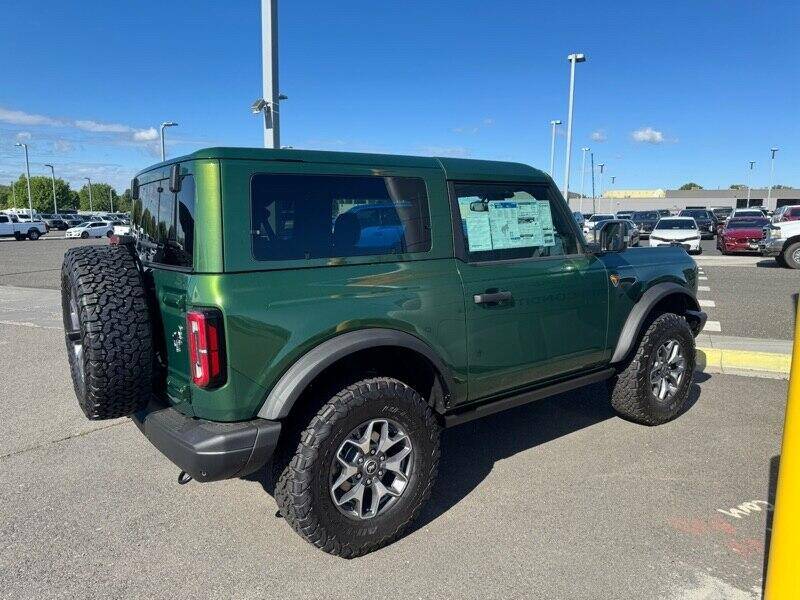 Ford Bronco Show those photos of 2 Doors with Painted Roof 1748011673519-ec