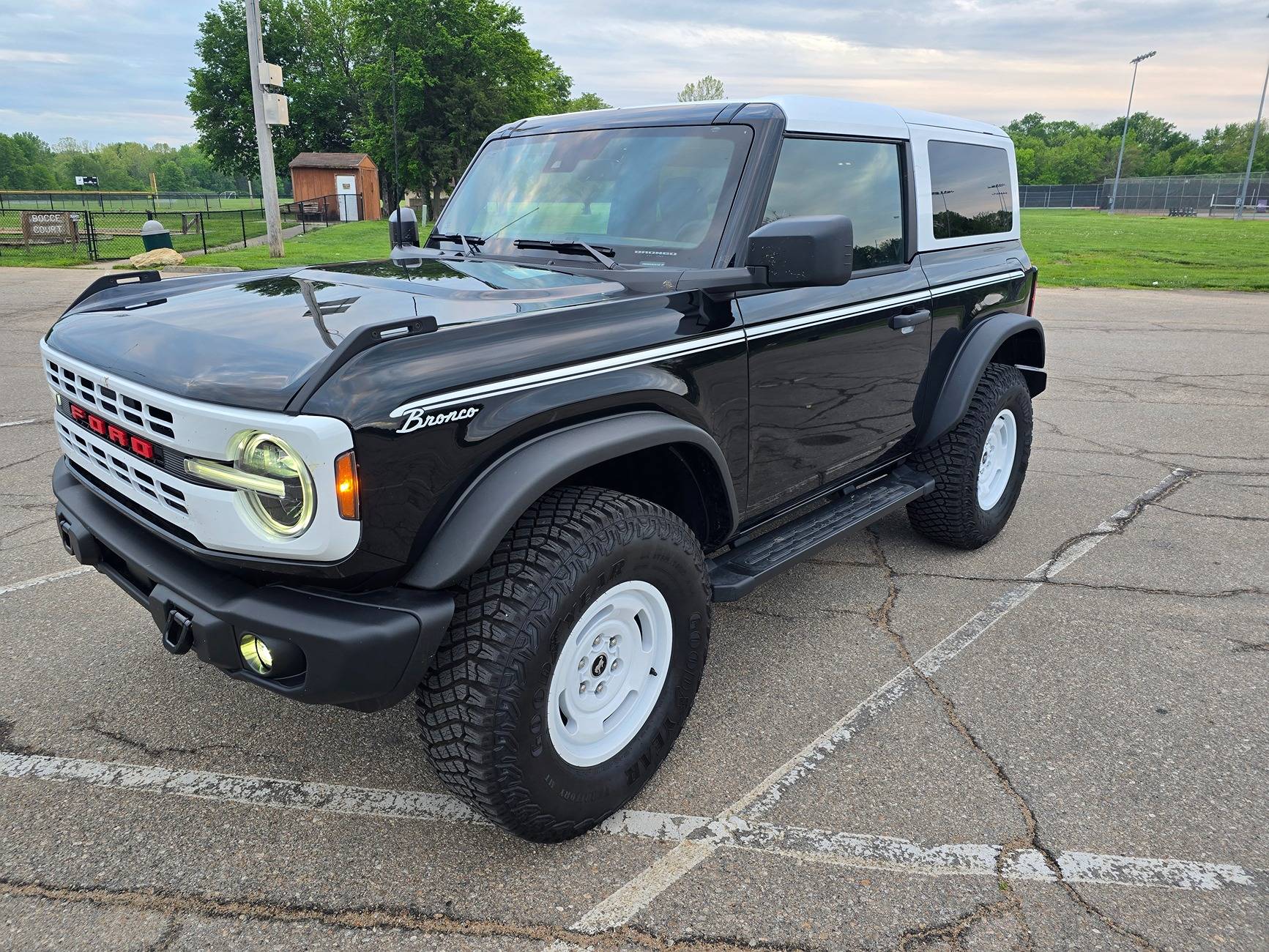 Ford Bronco Show those photos of 2 Doors with Painted Roof 20250507_063506