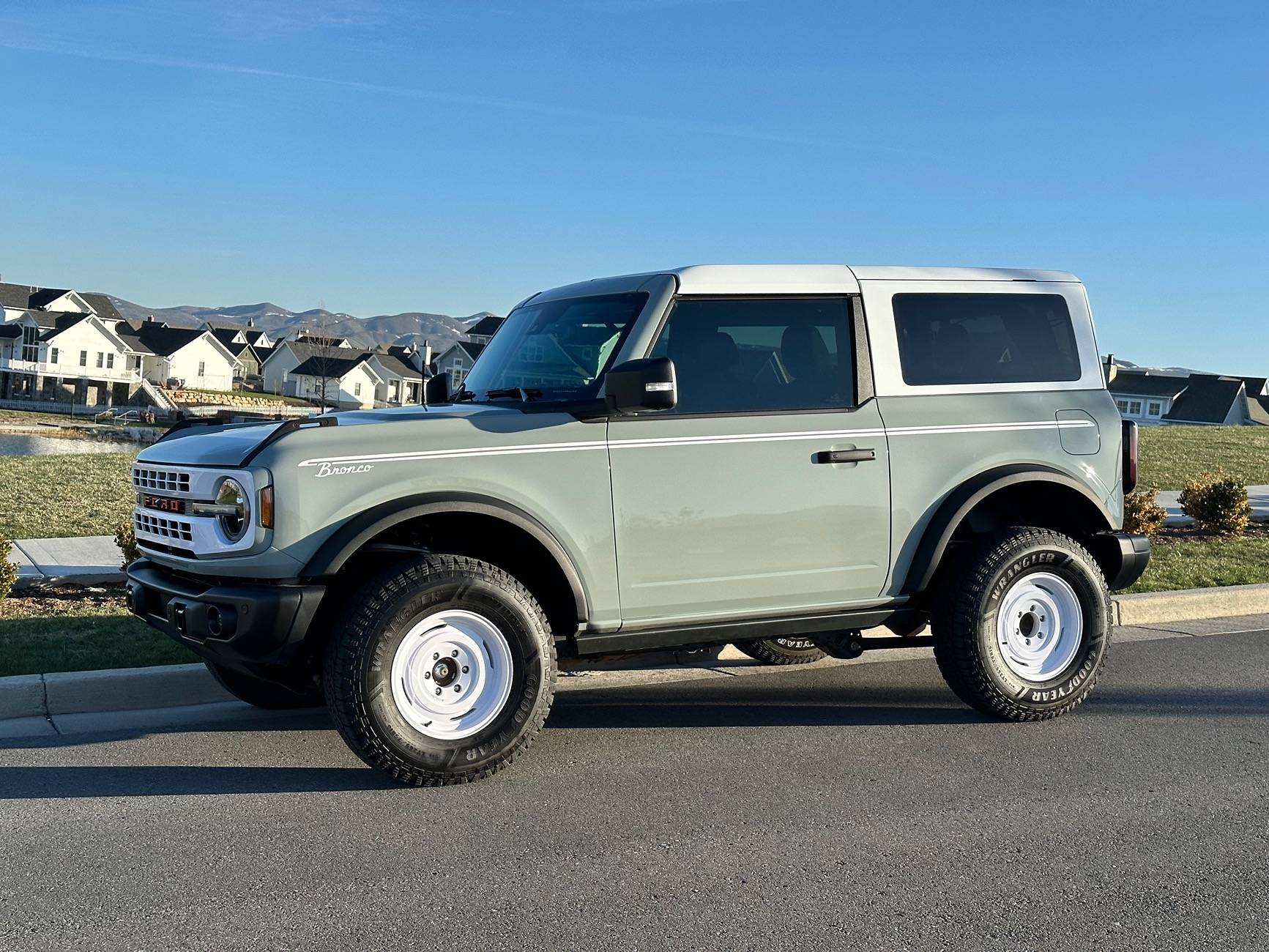Ford Bronco Show those photos of 2 Doors with Painted Roof 2023-02-04 Wheels and strips - side 5