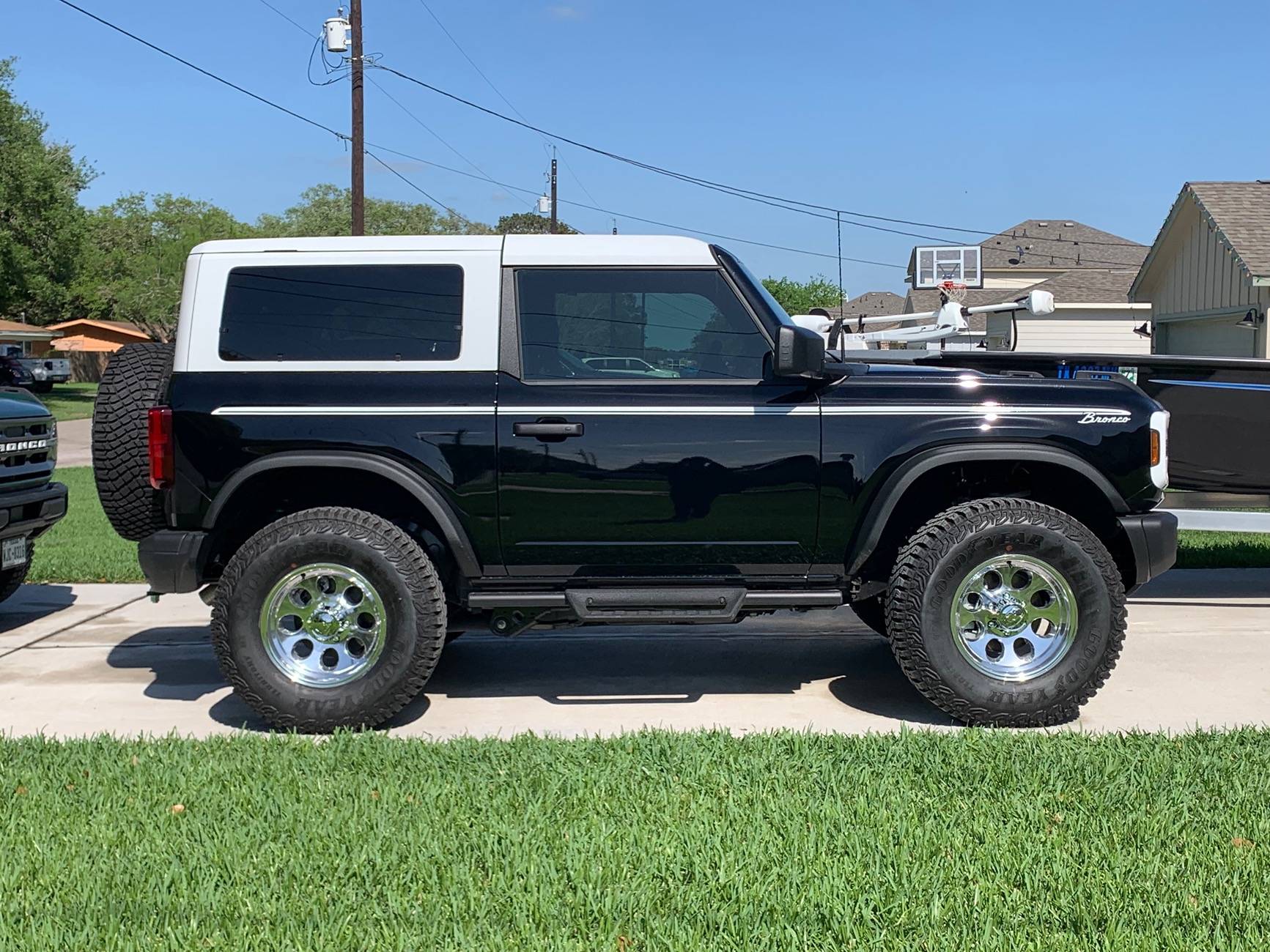 Ford Bronco Show those photos of 2 Doors with Painted Roof IMG_4836