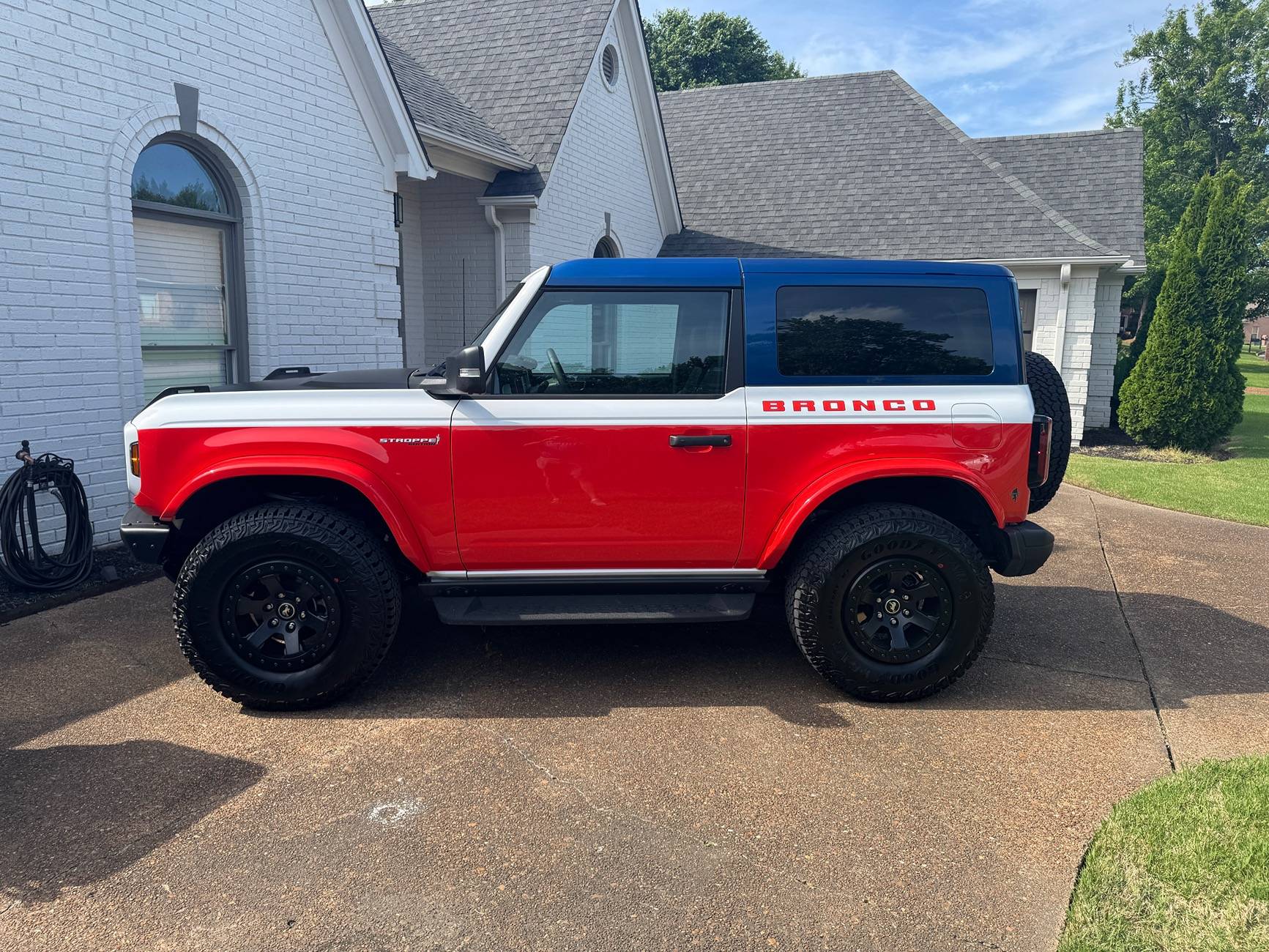 Ford Bronco Show those photos of 2 Doors with Painted Roof 1748297284542-os