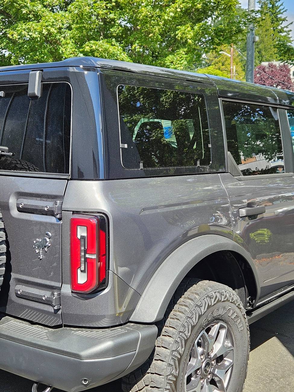 Ford Bronco Show those photos of 2 Doors with Painted Roof 1000008967