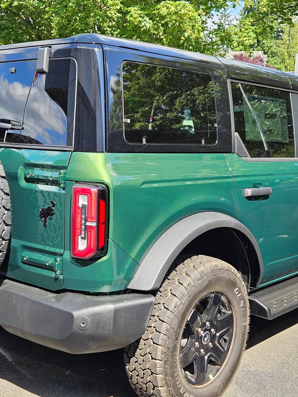 Ford Bronco Show those photos of 2 Doors with Painted Roof 1000008968