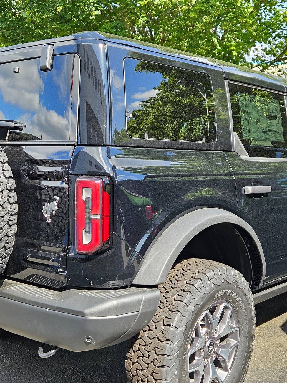 Ford Bronco Show those photos of 2 Doors with Painted Roof 1000008969