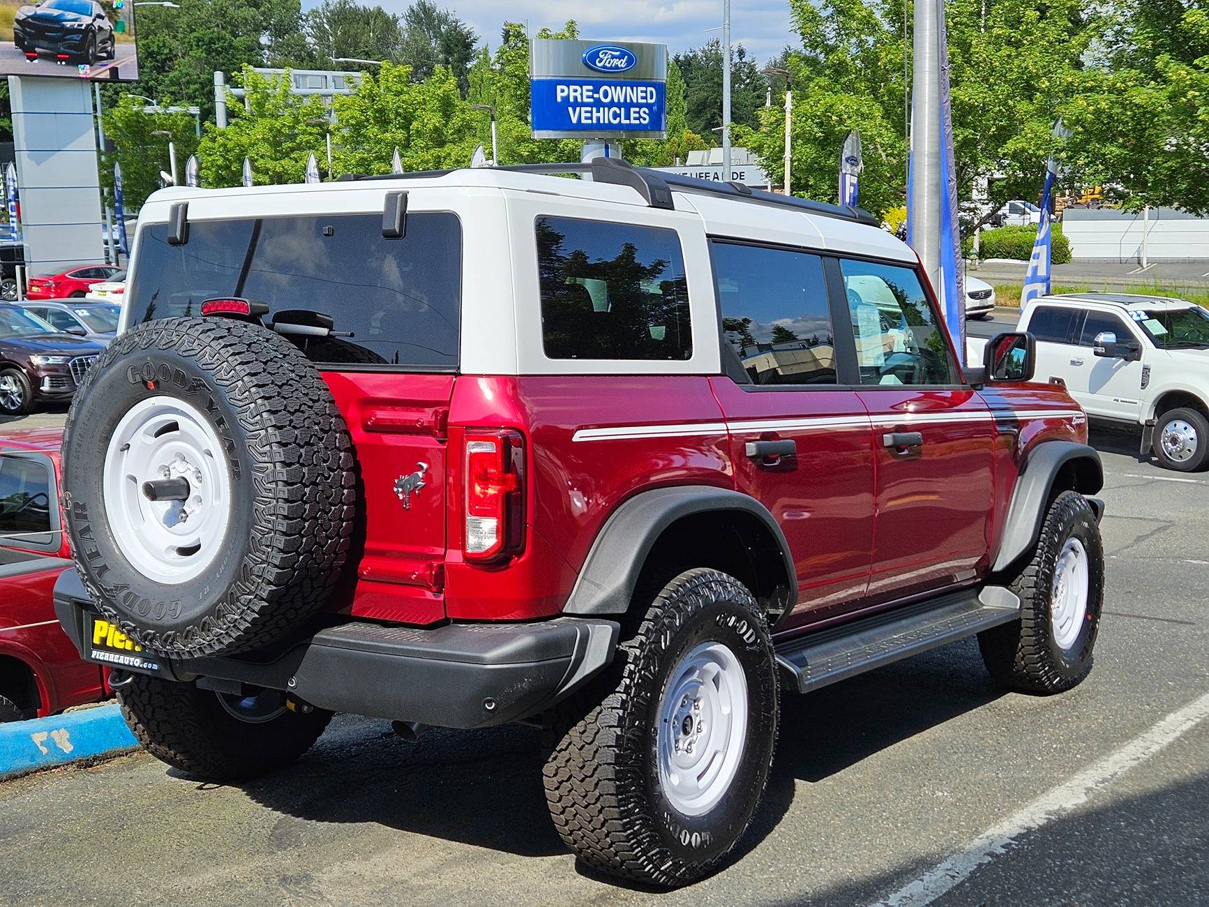 Ford Bronco Show those photos of 2 Doors with Painted Roof 1000008970