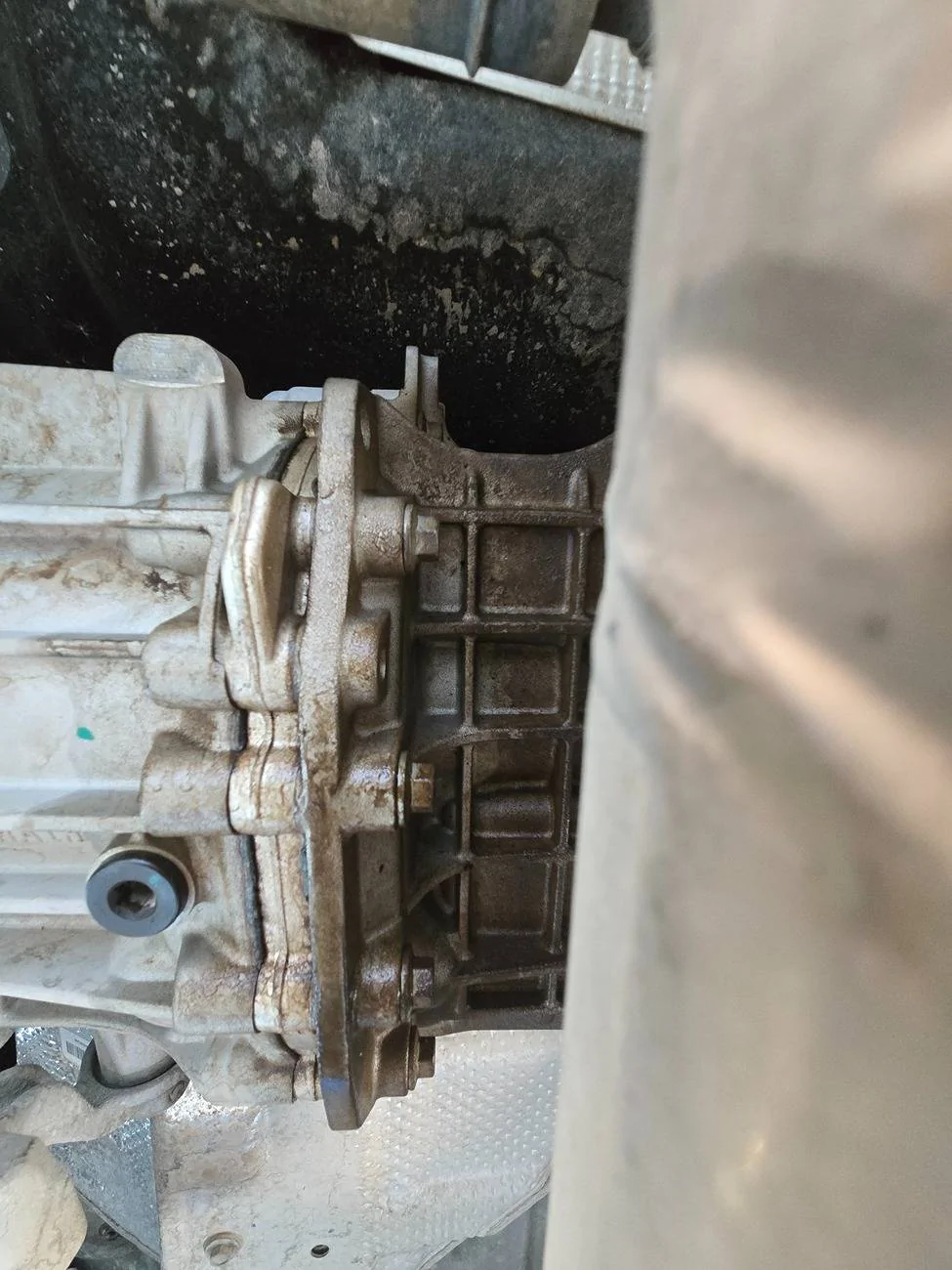 Ford Bronco Leaking manual trans, section between trans and transfercase 20250608_072701