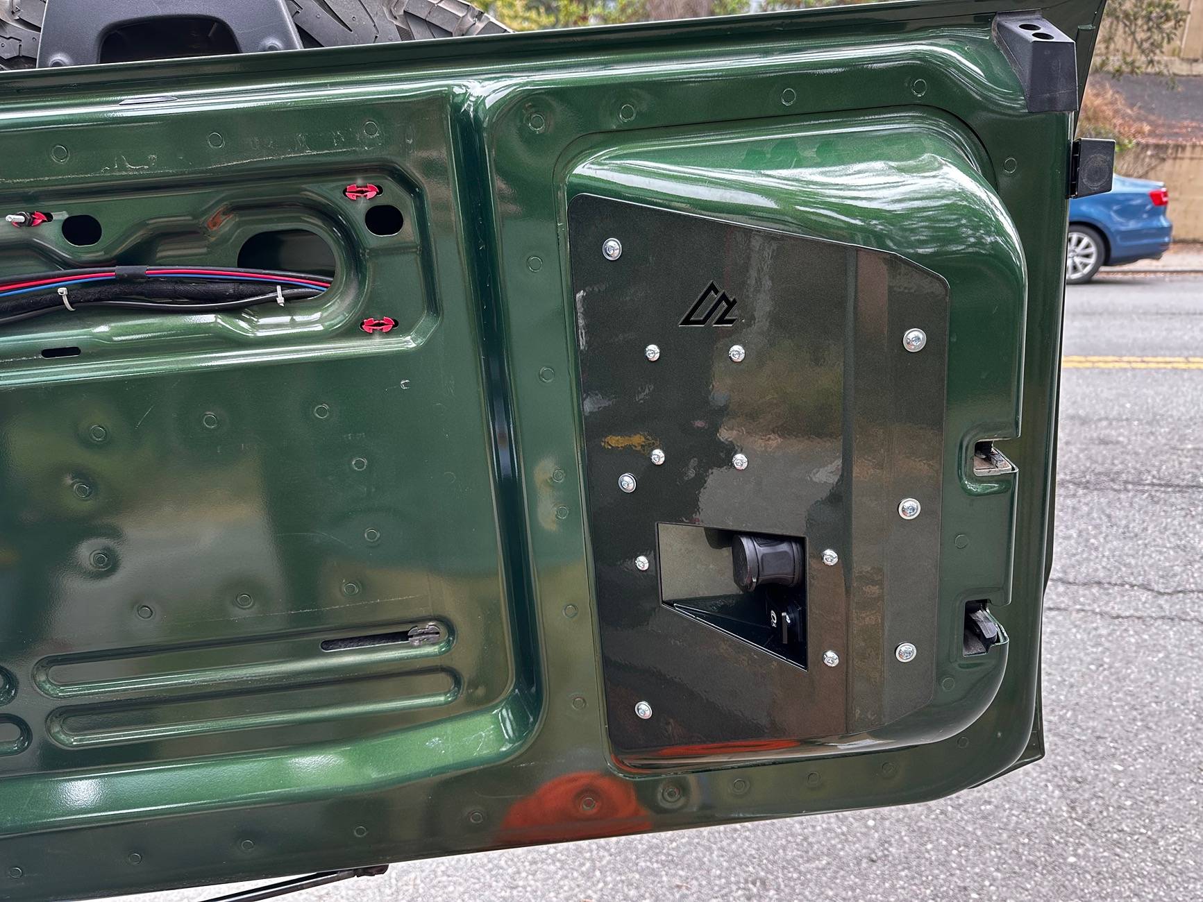Ford Bronco ARB single compressor and American Adventure Lab Tailgate mount. IMG_5300