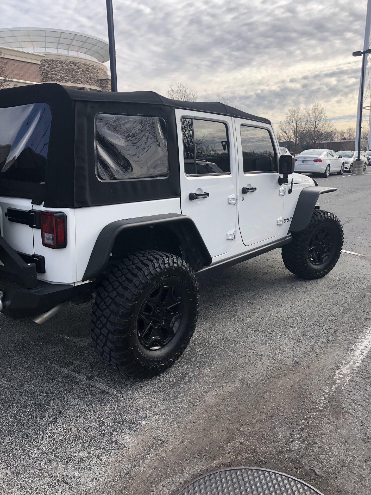 Ford Bronco Damn 35s are big IMG-4765