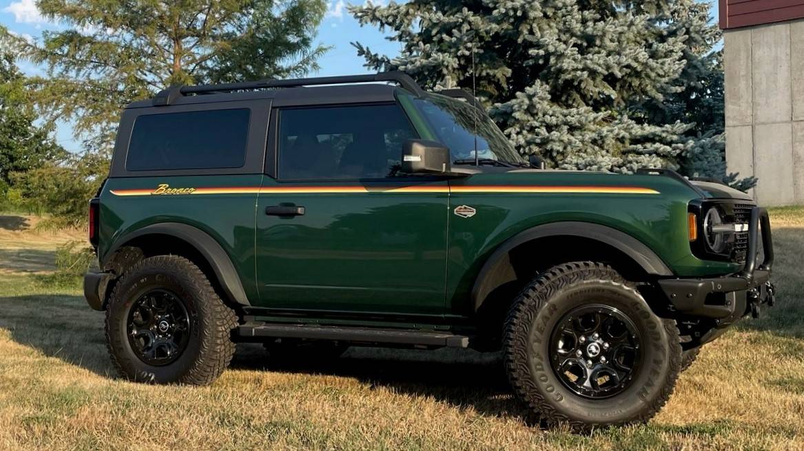 Ford Bronco 2022 2 door top cracking bronco1