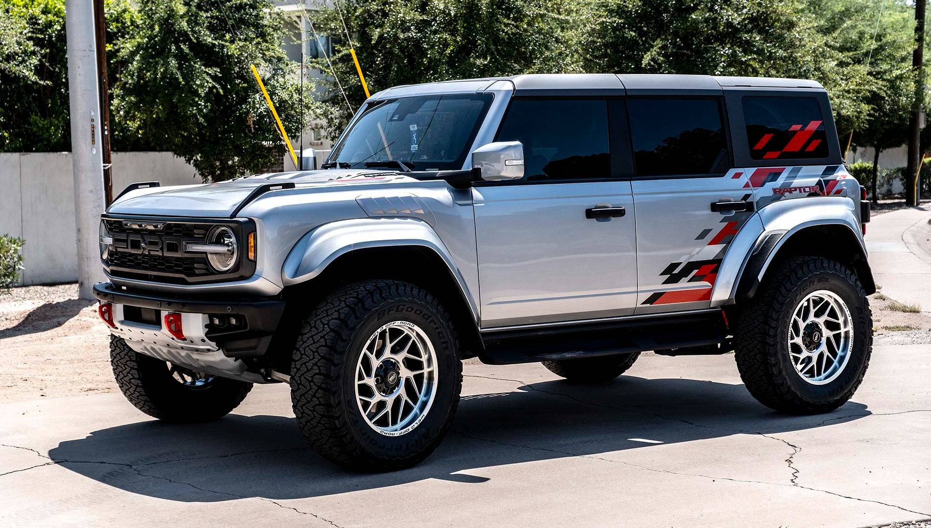 Ford Bronco ICONIC SILVER Bronco Club 2025Jul19_DSF1589_New tires & wheels fini, side front_1500w_