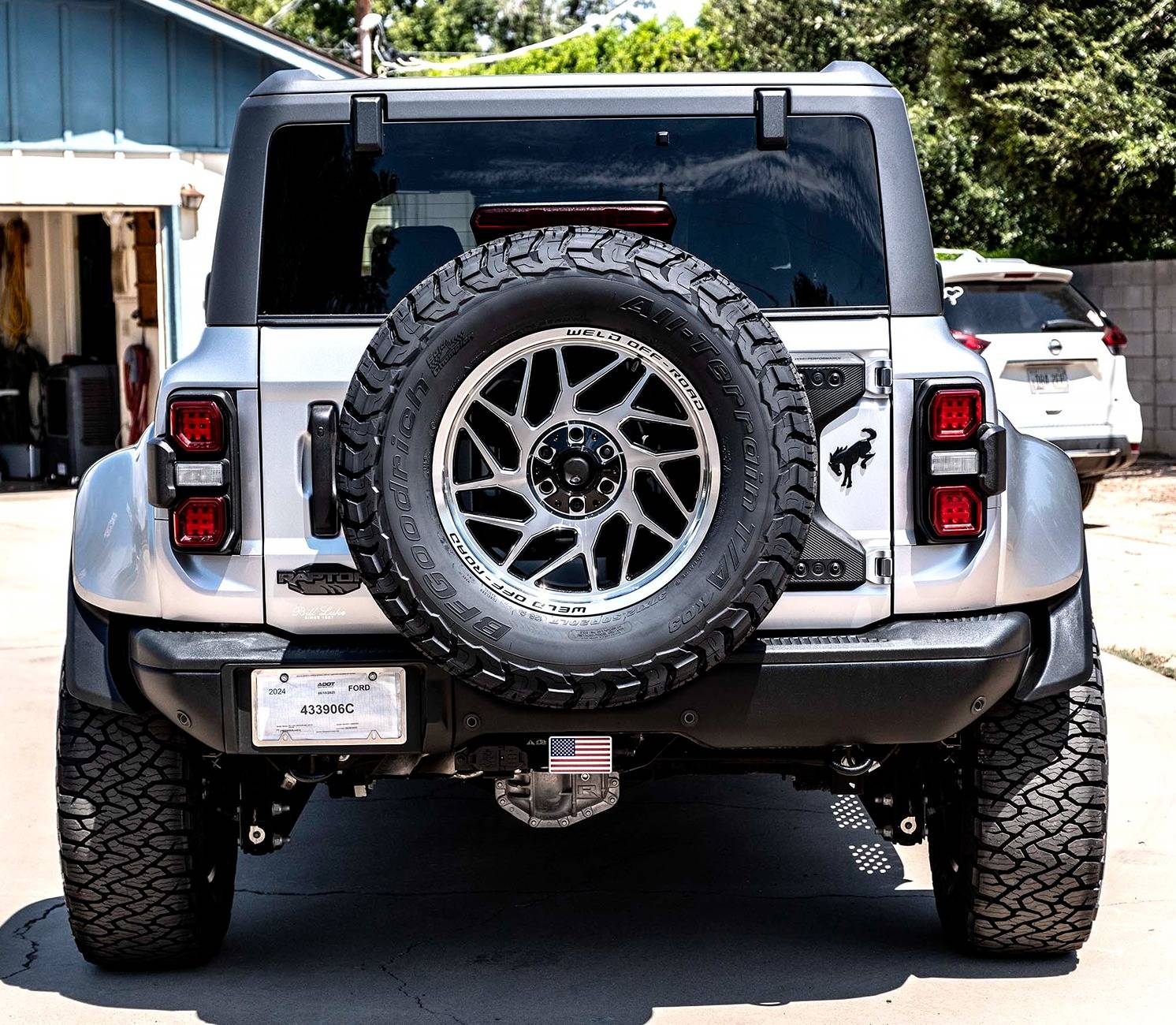 Ford Bronco ICONIC SILVER Bronco Club 2025Jul19_DSF1591_News tires @ wheels fini, spare_2000w