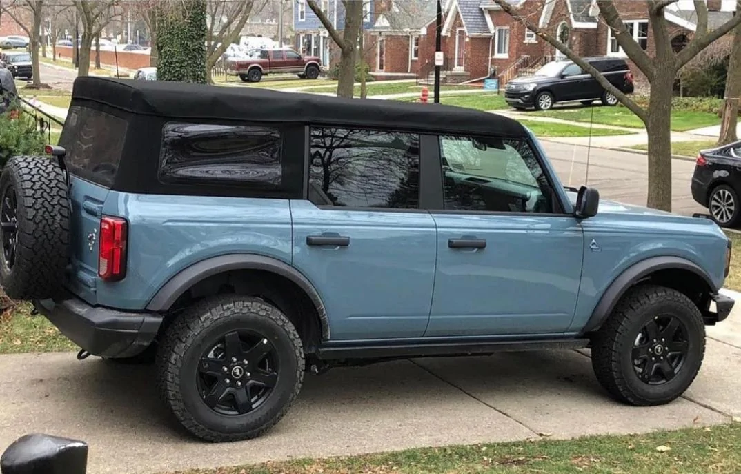 Ford Bronco Ford Black Diamond color AB00B23A-79E3-469F-867A-434F50D8FBAE