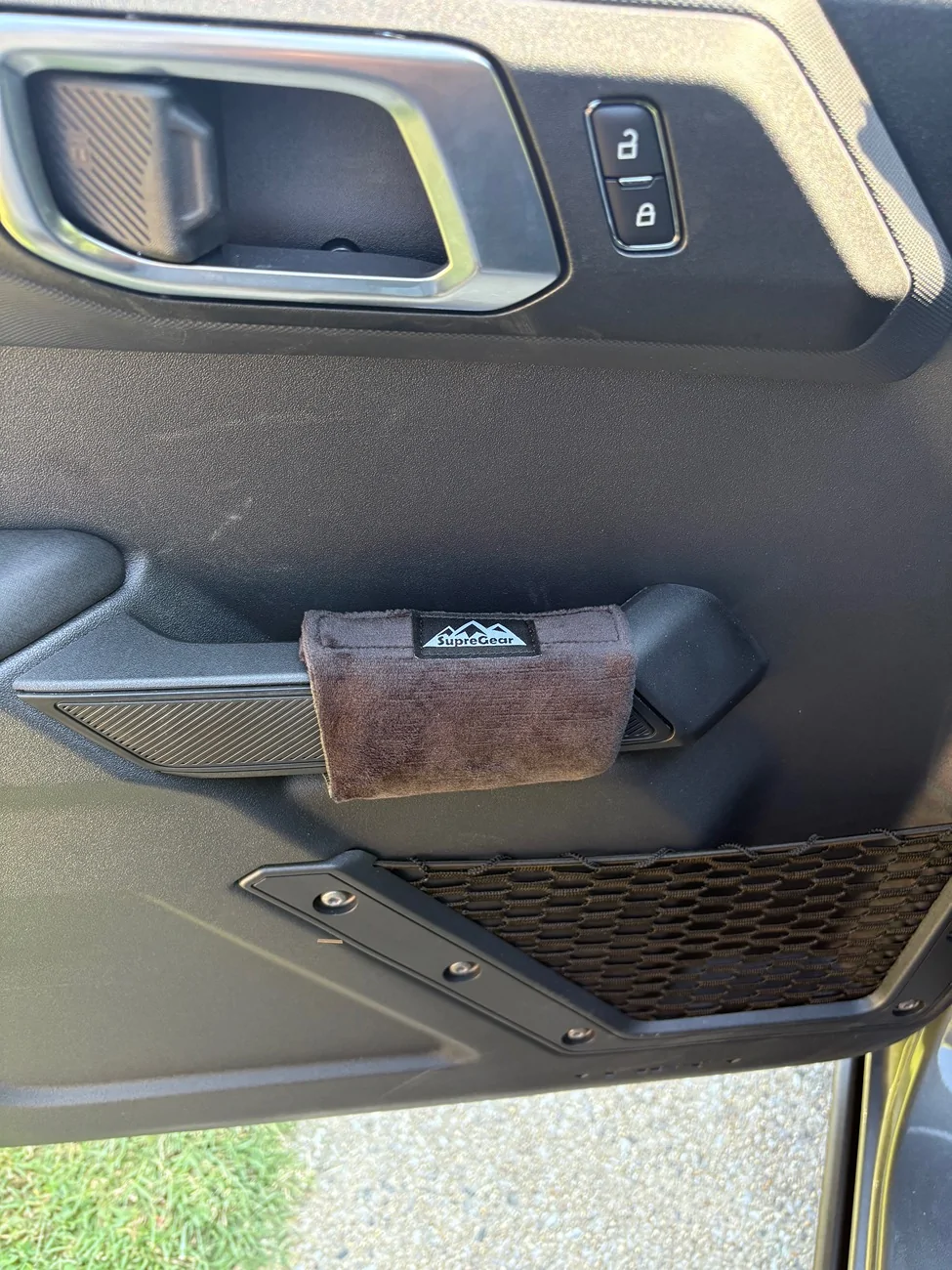 Ford Bronco Tall people - Door handle grid pattern IMG_8431