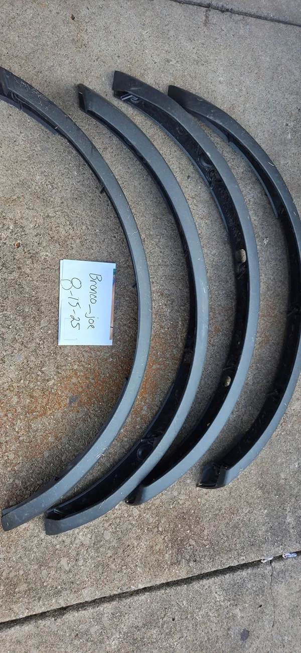 Ford Bronco 4 dr standard flares *FREE* 20250815_190603