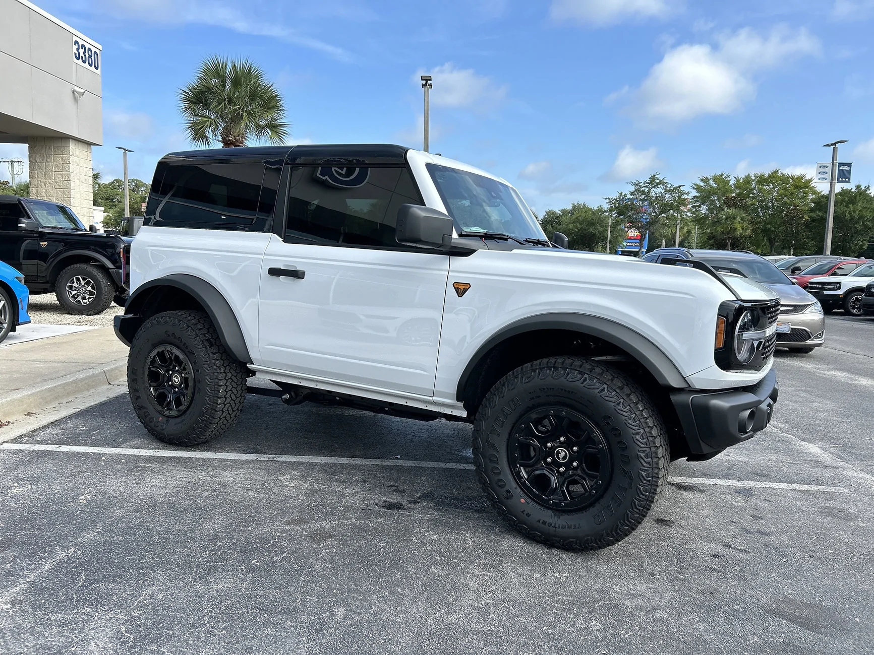 Ford Bronco Show those photos of 2 Doors with Painted Roof 32aff4d5e0f84bcb6e36812295309308x
